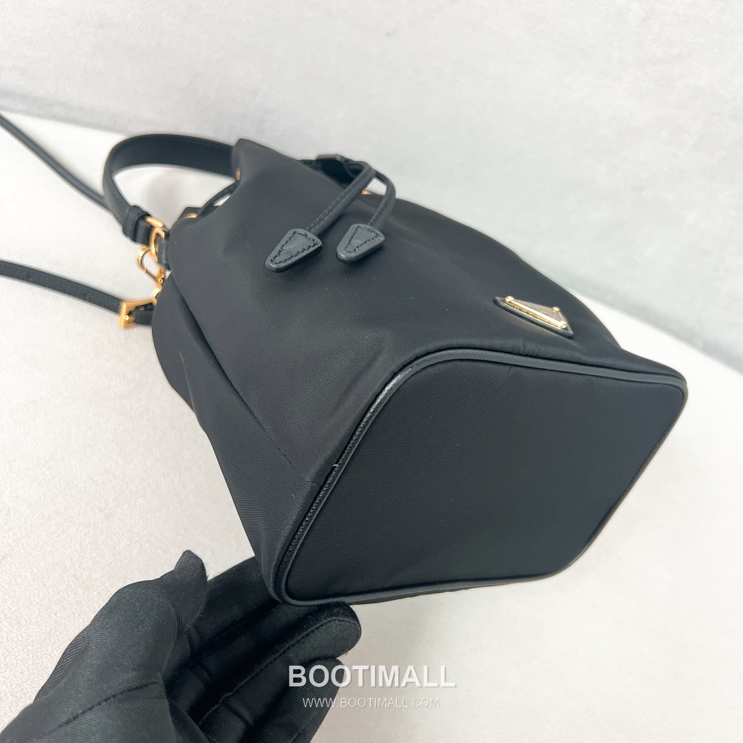 Prada Nylon Bucket Bag with Calfskin Strap Triangle Logo Key Charm Detail 프라다 나일론 카프스킨 스트랩 트라이앵글 로고 키참 버킷백 1BE067 15.5cm 12