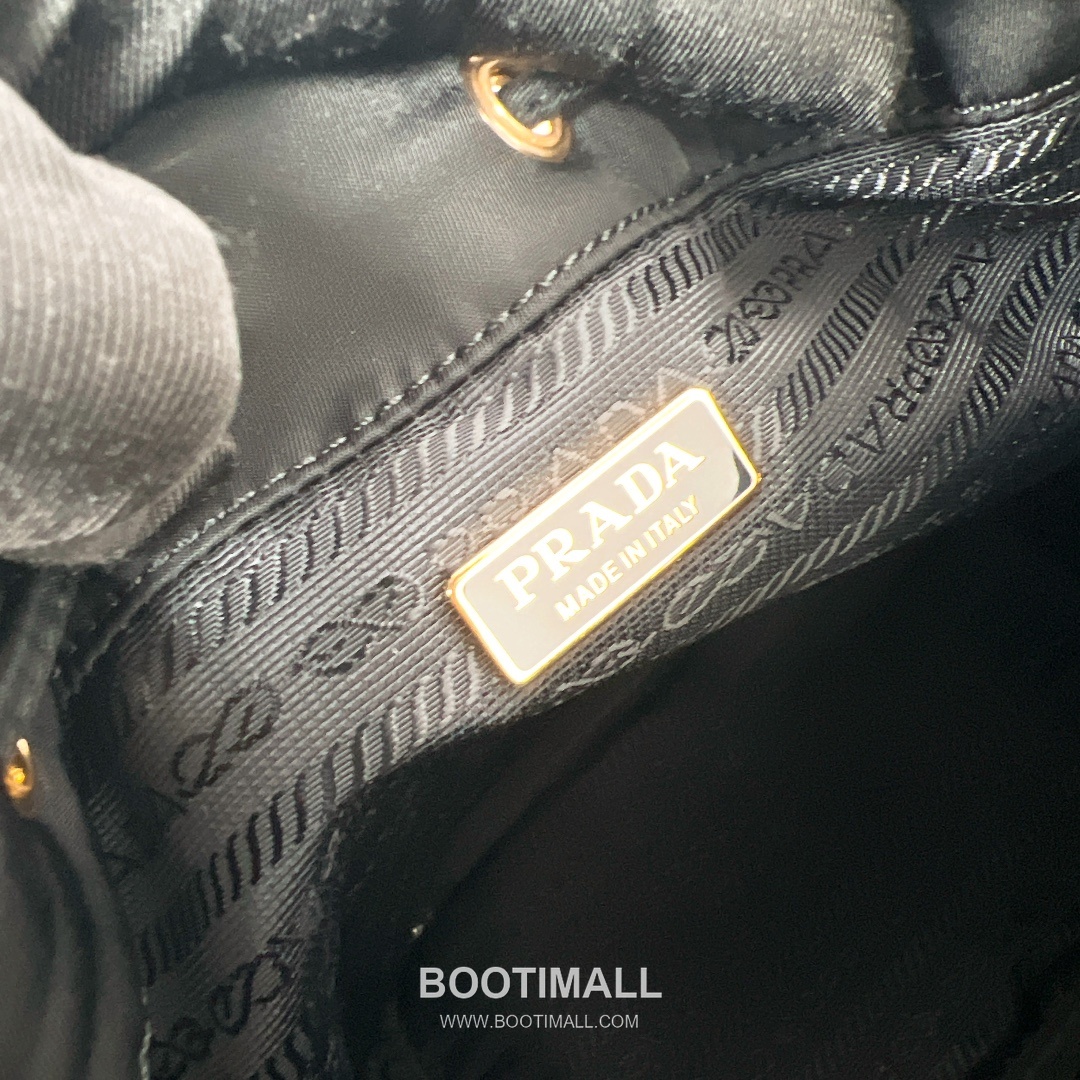 Prada Nylon Bucket Bag with Calfskin Strap Triangle Logo Key Charm Detail 프라다 나일론 카프스킨 스트랩 트라이앵글 로고 키참 버킷백 1BE067 15.5cm 14