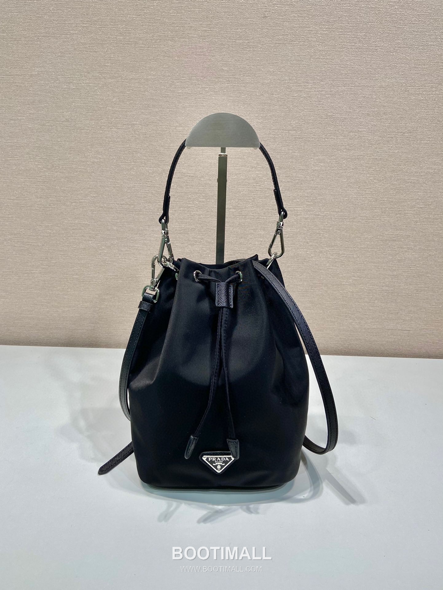 Prada Nylon Bucket Bag with Dual Calfskin Strap Triangle Logo Detail 프라다 나일론 듀얼 카프스킨 스트랩 트라이앵글 로고 버킷백 1BA038B 17cm 3