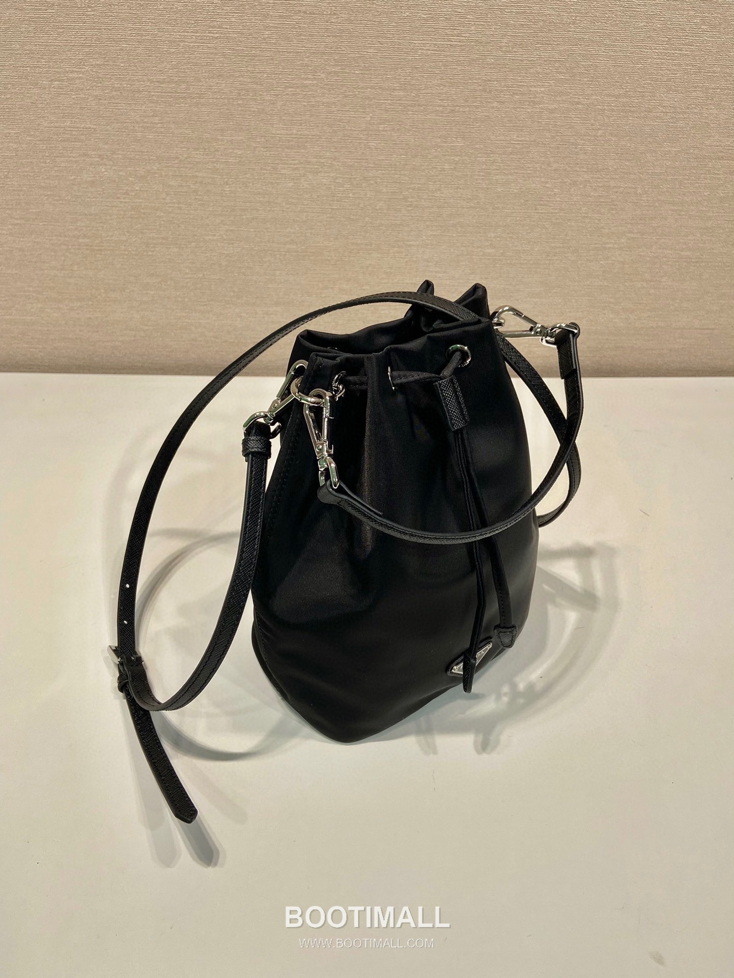 Prada Nylon Bucket Bag with Dual Calfskin Strap Triangle Logo Detail 프라다 나일론 듀얼 카프스킨 스트랩 트라이앵글 로고 버킷백 1BA038B 17cm 4