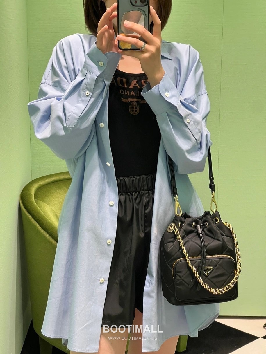 Prada Re-Nylon Quilted Bucket Bag with Chain Strap Triangle Logo Detail 프라다 리나일론 퀼팅 체인 스트랩 트라이앵글 로고 버킷백 1BH038 18cm 1