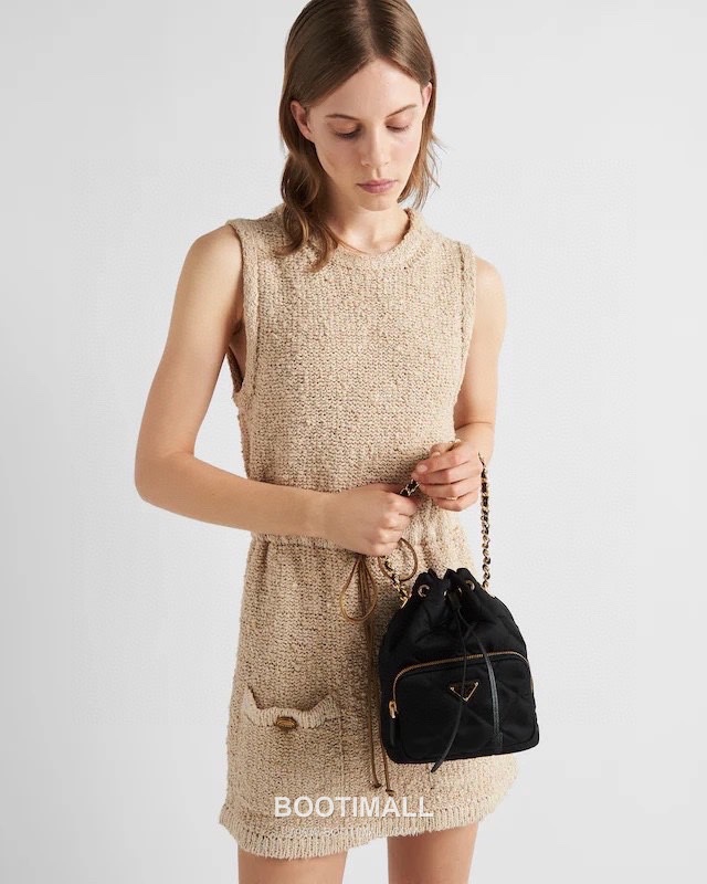 Prada Re-Nylon Quilted Bucket Bag with Chain Strap Triangle Logo Detail 프라다 리나일론 퀼팅 체인 스트랩 트라이앵글 로고 버킷백 1BH038 18cm 2