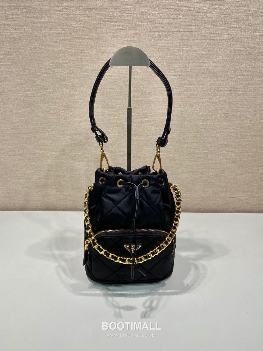 Prada Re-Nylon Quilted Bucket Bag with Chain Strap Triangle Logo Detail 프라다 리나일론 퀼팅 체인 스트랩 트라이앵글 로고 버킷백 1BH038 18cm 3