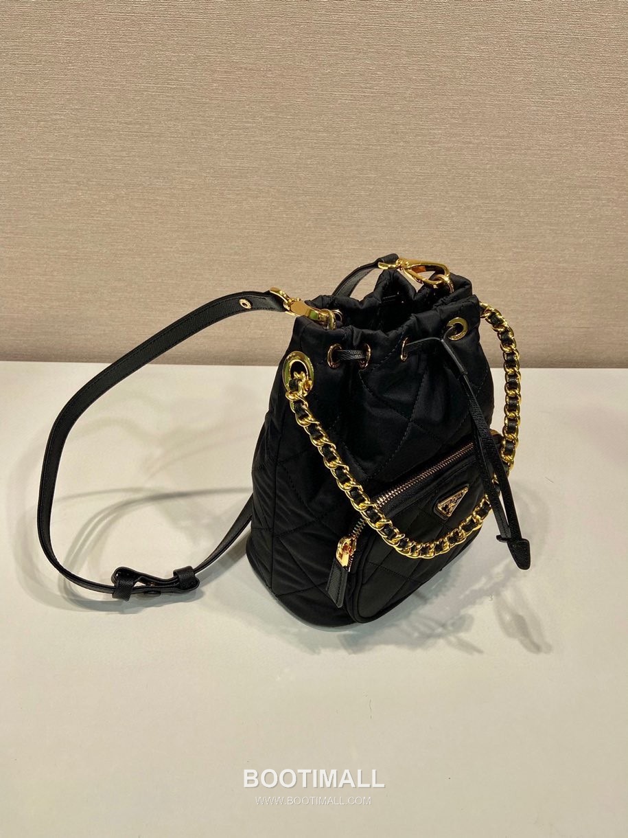 Prada Re-Nylon Quilted Bucket Bag with Chain Strap Triangle Logo Detail 프라다 리나일론 퀼팅 체인 스트랩 트라이앵글 로고 버킷백 1BH038 18cm 4