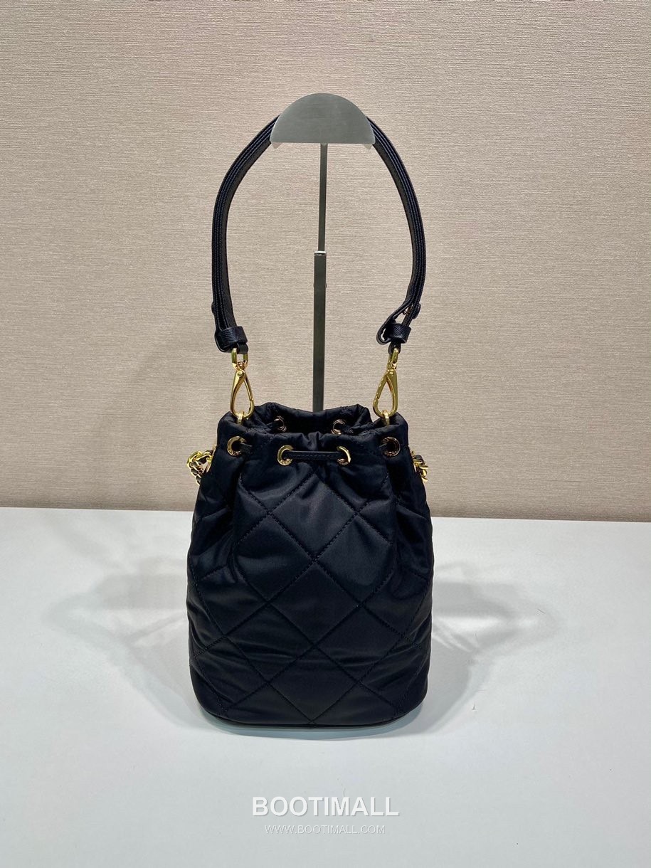 Prada Re-Nylon Quilted Bucket Bag with Chain Strap Triangle Logo Detail 프라다 리나일론 퀼팅 체인 스트랩 트라이앵글 로고 버킷백 1BH038 18cm 5