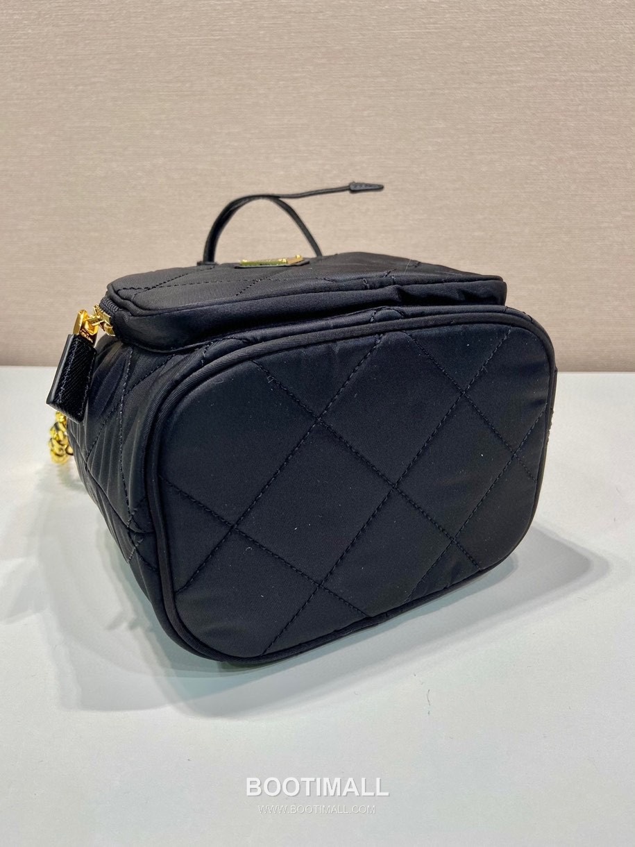 Prada Re-Nylon Quilted Bucket Bag with Chain Strap Triangle Logo Detail 프라다 리나일론 퀼팅 체인 스트랩 트라이앵글 로고 버킷백 1BH038 18cm 7