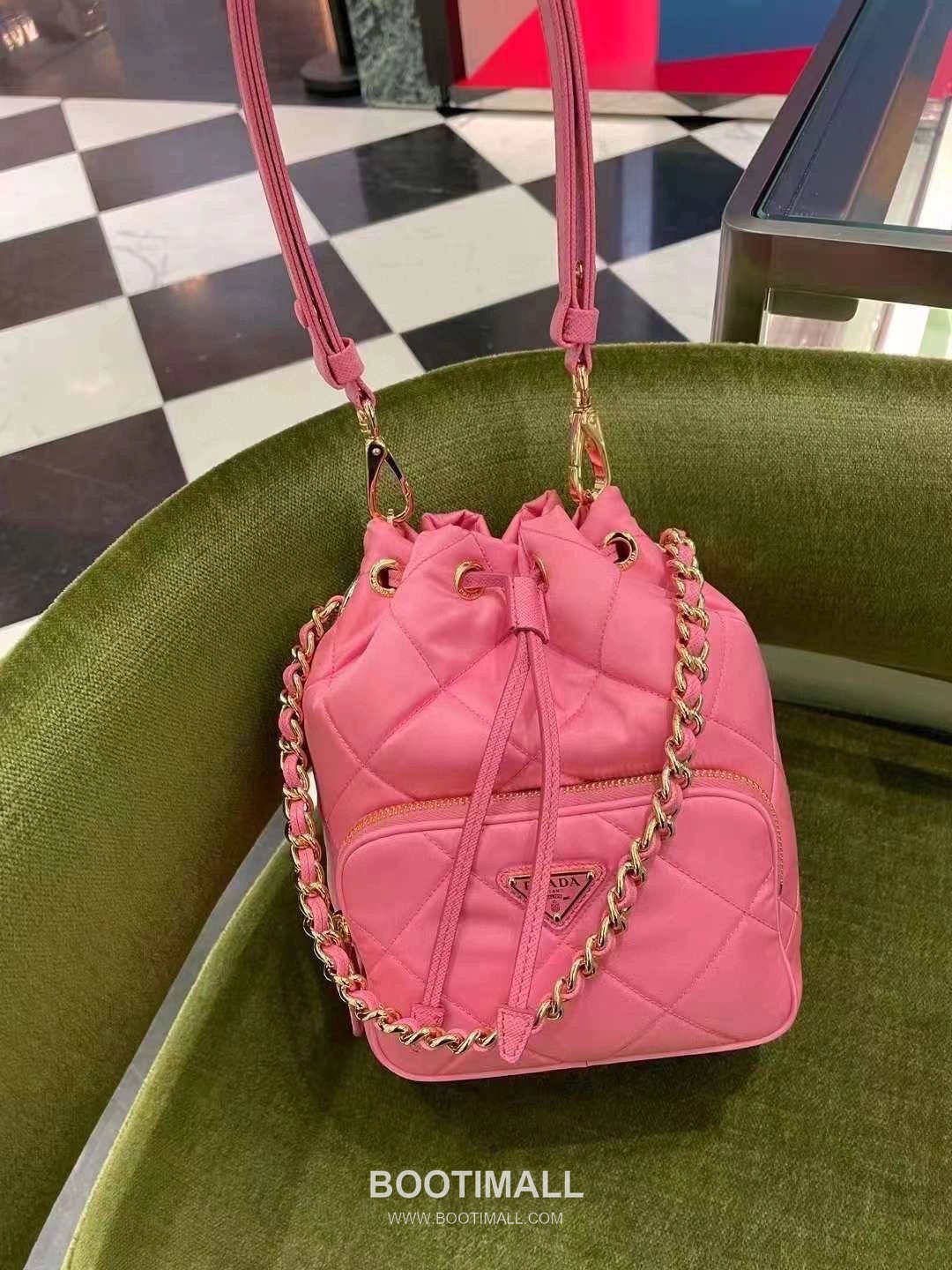Prada Re-Nylon Quilted Bucket Bag with Chain Strap Triangle Logo Detail 프라다 리나일론 퀼팅 체인 스트랩 트라이앵글 로고 버킷백 1BH038 18cm 3