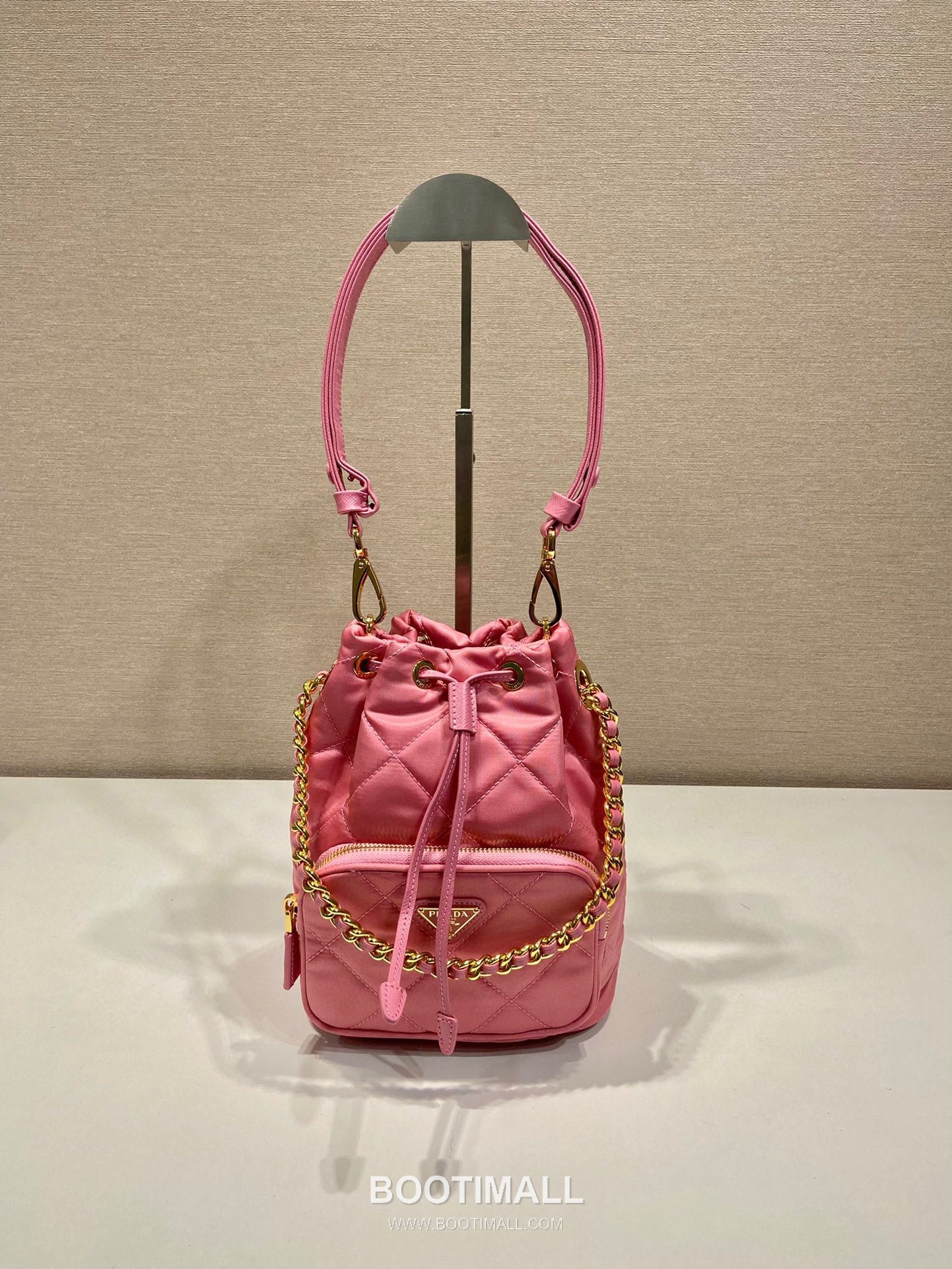Prada Re-Nylon Quilted Bucket Bag with Chain Strap Triangle Logo Detail 프라다 리나일론 퀼팅 체인 스트랩 트라이앵글 로고 버킷백 1BH038 18cm 4