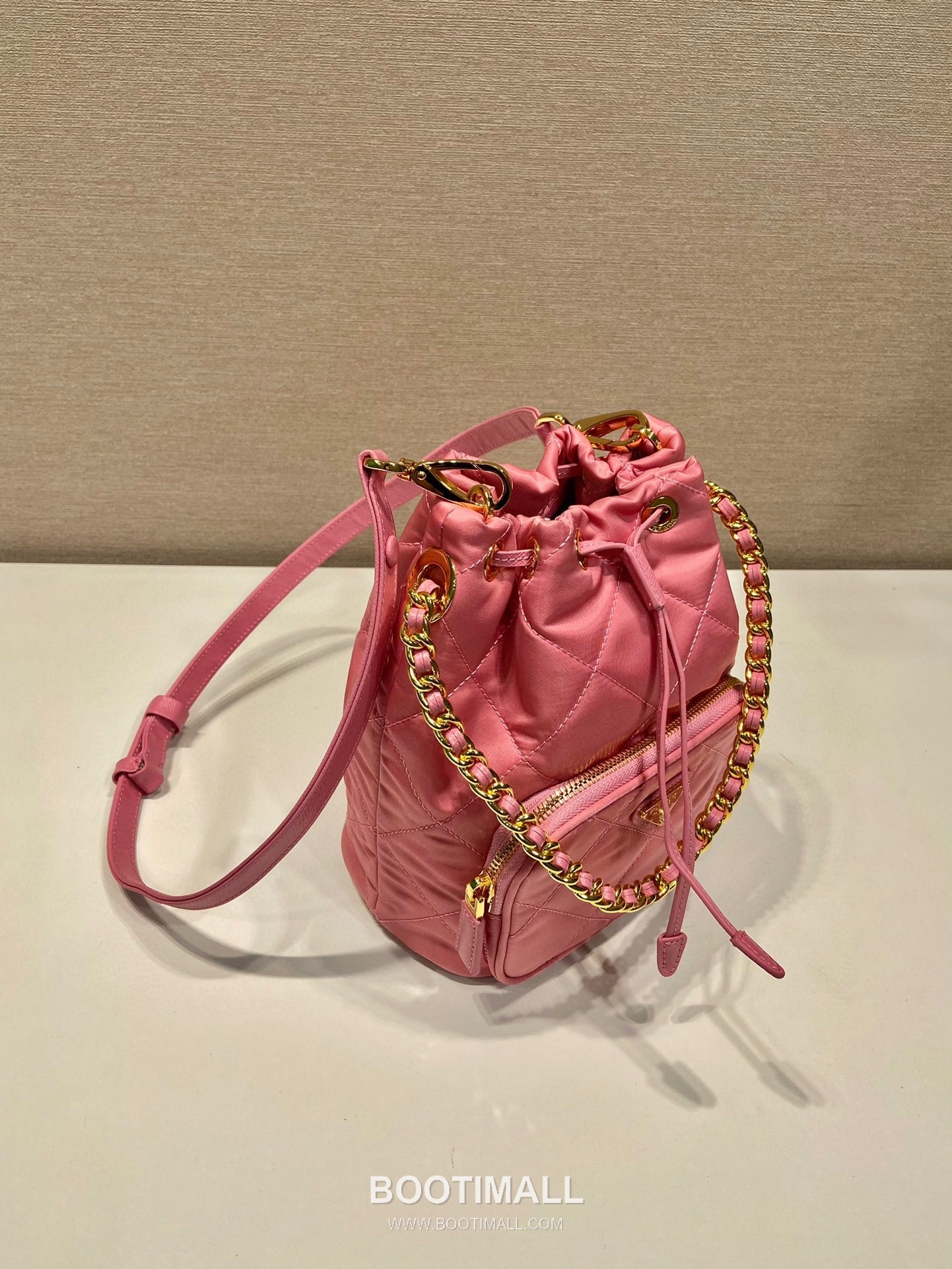 Prada Re-Nylon Quilted Bucket Bag with Chain Strap Triangle Logo Detail 프라다 리나일론 퀼팅 체인 스트랩 트라이앵글 로고 버킷백 1BH038 18cm 5