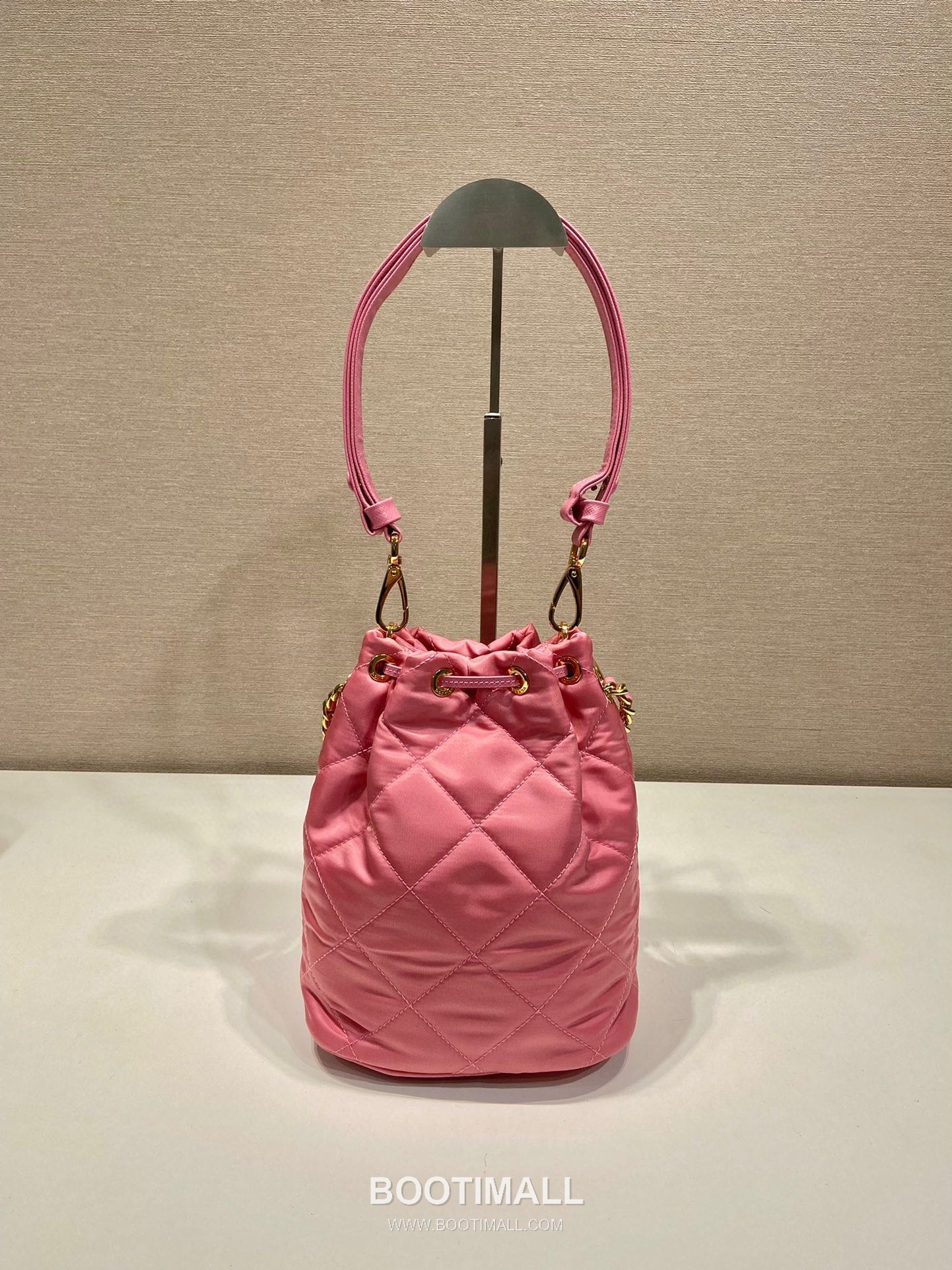 Prada Re-Nylon Quilted Bucket Bag with Chain Strap Triangle Logo Detail 프라다 리나일론 퀼팅 체인 스트랩 트라이앵글 로고 버킷백 1BH038 18cm 6