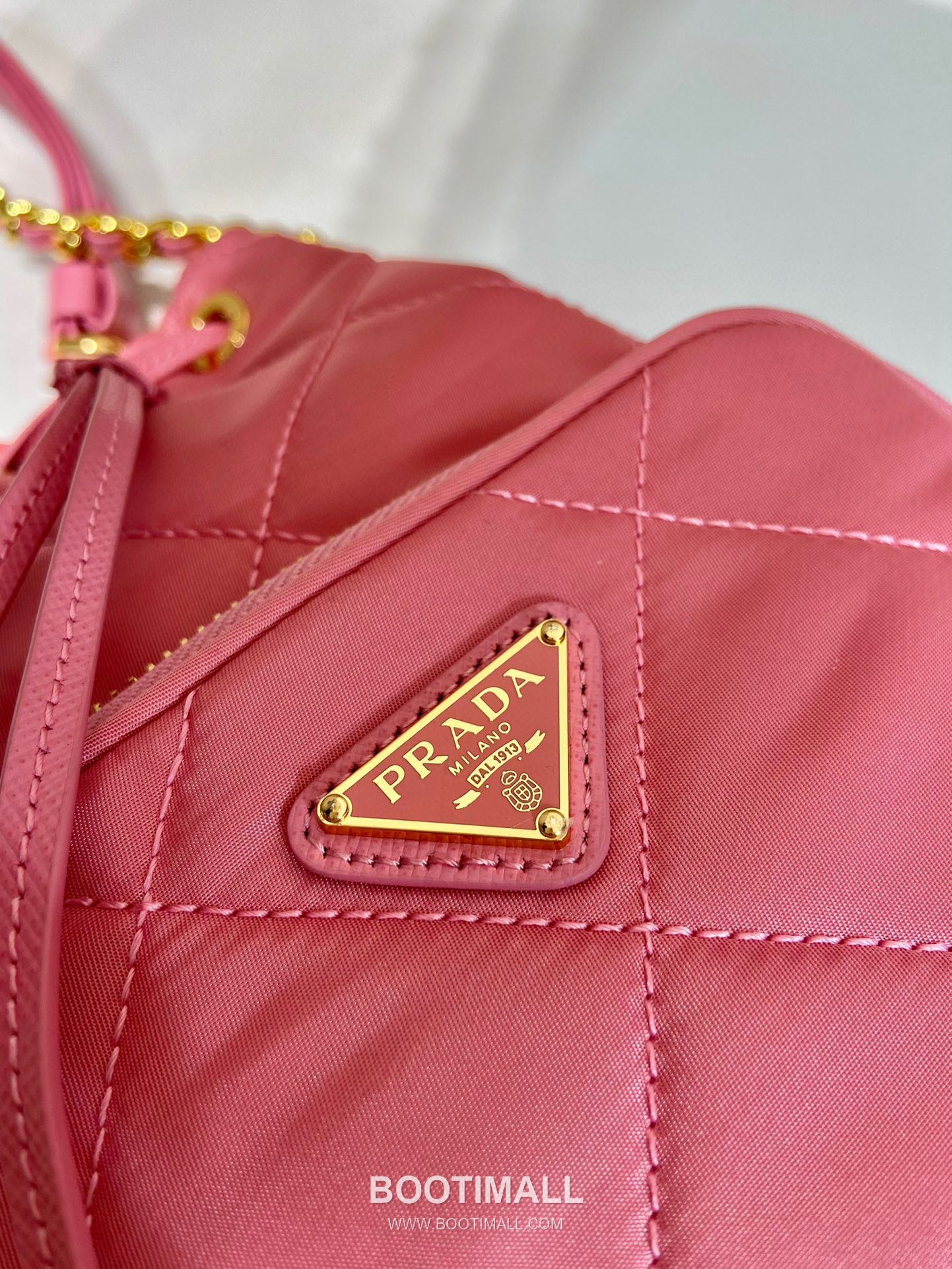 Prada Re-Nylon Quilted Bucket Bag with Chain Strap Triangle Logo Detail 프라다 리나일론 퀼팅 체인 스트랩 트라이앵글 로고 버킷백 1BH038 18cm 8