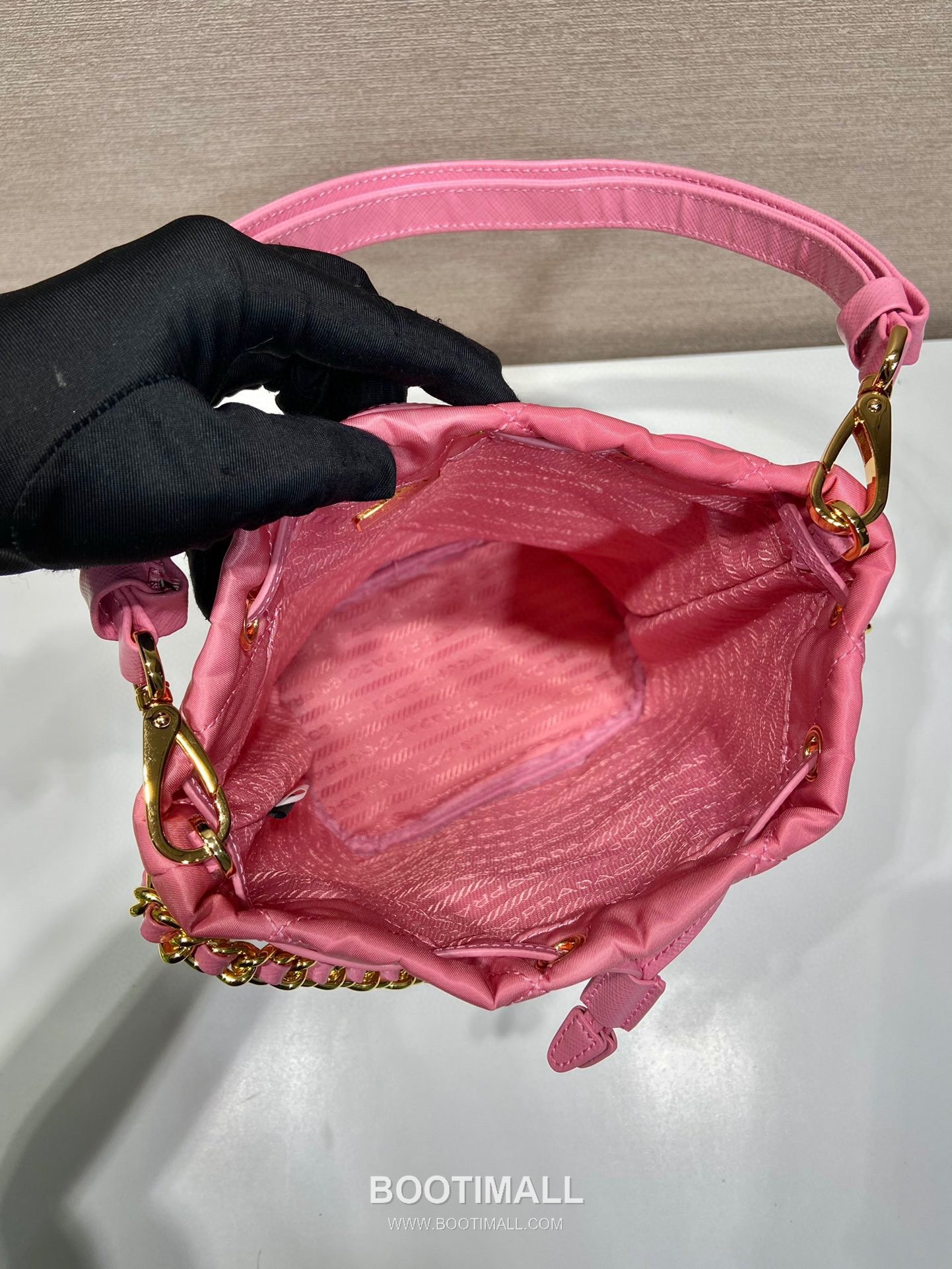 Prada Re-Nylon Quilted Bucket Bag with Chain Strap Triangle Logo Detail 프라다 리나일론 퀼팅 체인 스트랩 트라이앵글 로고 버킷백 1BH038 18cm 9