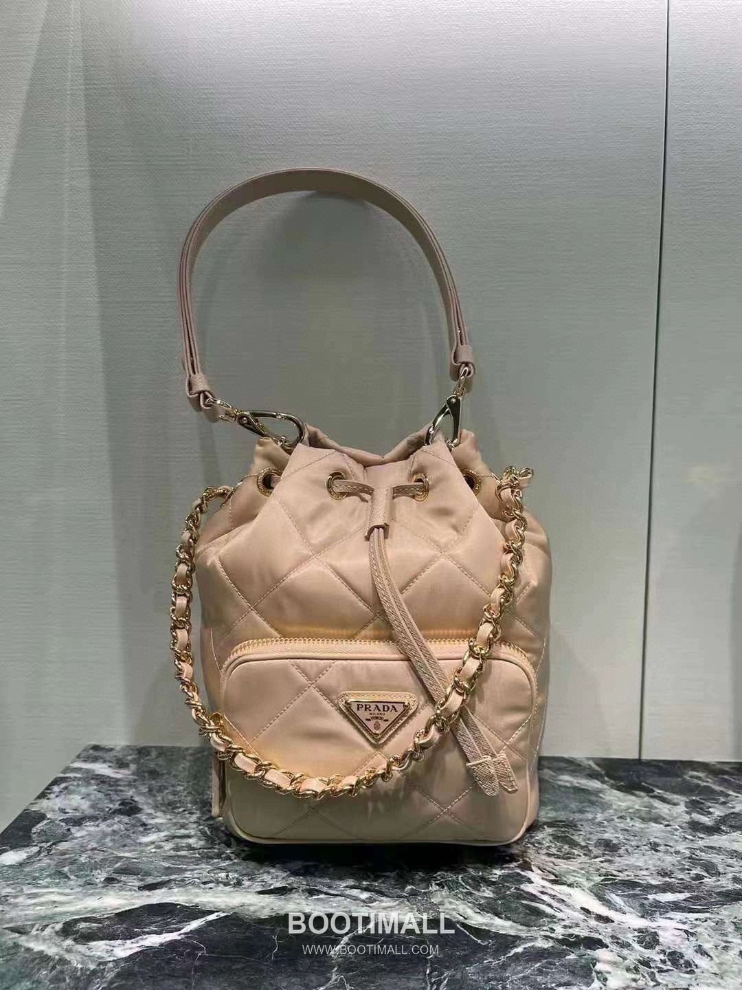 Prada Re-Nylon Quilted Bucket Bag with Chain Strap Triangle Logo Detail 프라다 리나일론 퀼팅 체인 스트랩 트라이앵글 로고 버킷백 1BH038 18cm 3