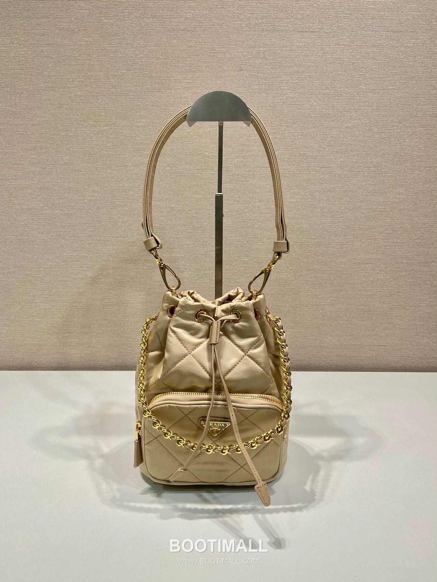 Prada Re-Nylon Quilted Bucket Bag with Chain Strap Triangle Logo Detail 프라다 리나일론 퀼팅 체인 스트랩 트라이앵글 로고 버킷백 1BH038 18cm 4