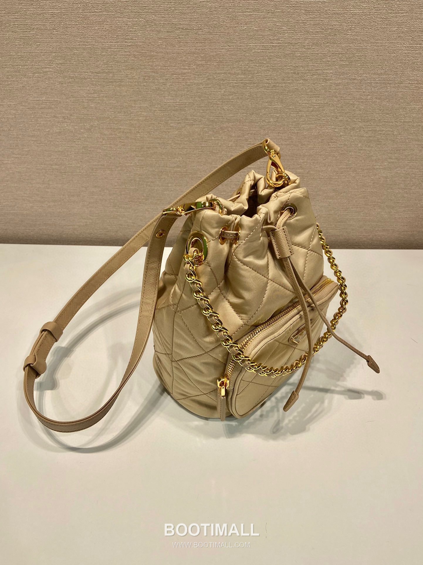 Prada Re-Nylon Quilted Bucket Bag with Chain Strap Triangle Logo Detail 프라다 리나일론 퀼팅 체인 스트랩 트라이앵글 로고 버킷백 1BH038 18cm 5