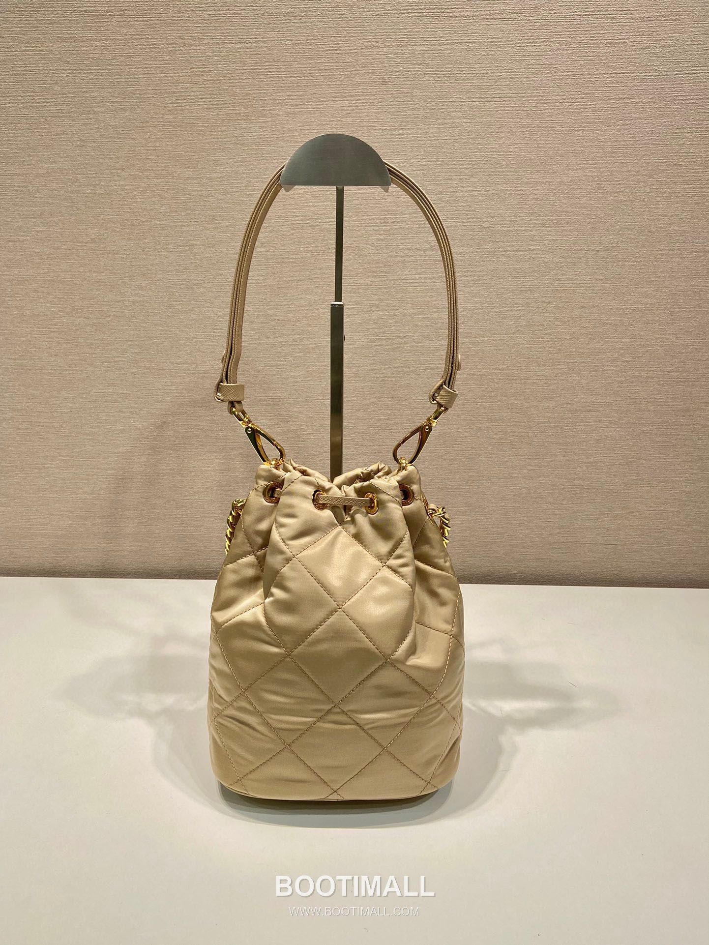 Prada Re-Nylon Quilted Bucket Bag with Chain Strap Triangle Logo Detail 프라다 리나일론 퀼팅 체인 스트랩 트라이앵글 로고 버킷백 1BH038 18cm 6