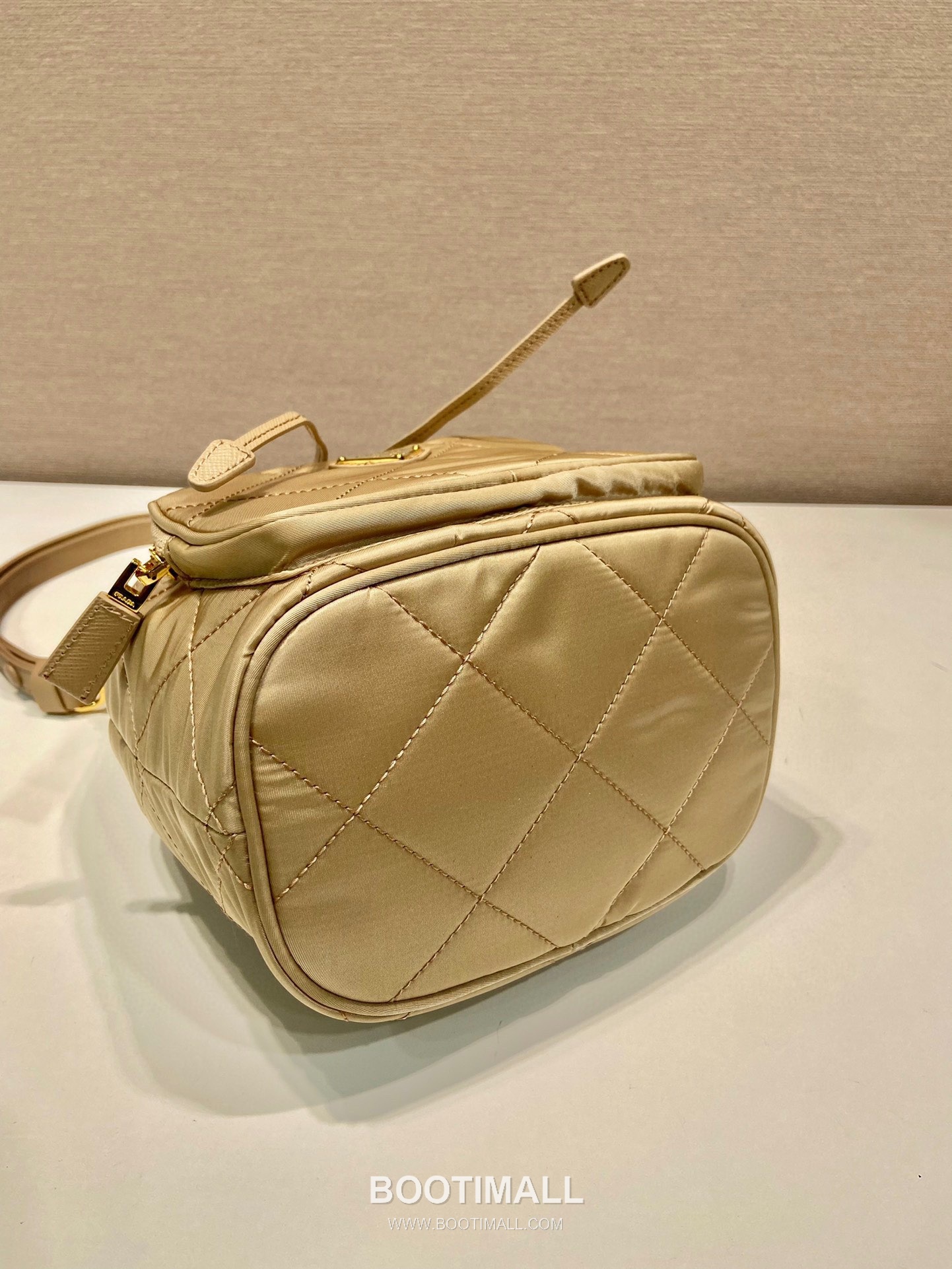 Prada Re-Nylon Quilted Bucket Bag with Chain Strap Triangle Logo Detail 프라다 리나일론 퀼팅 체인 스트랩 트라이앵글 로고 버킷백 1BH038 18cm 7