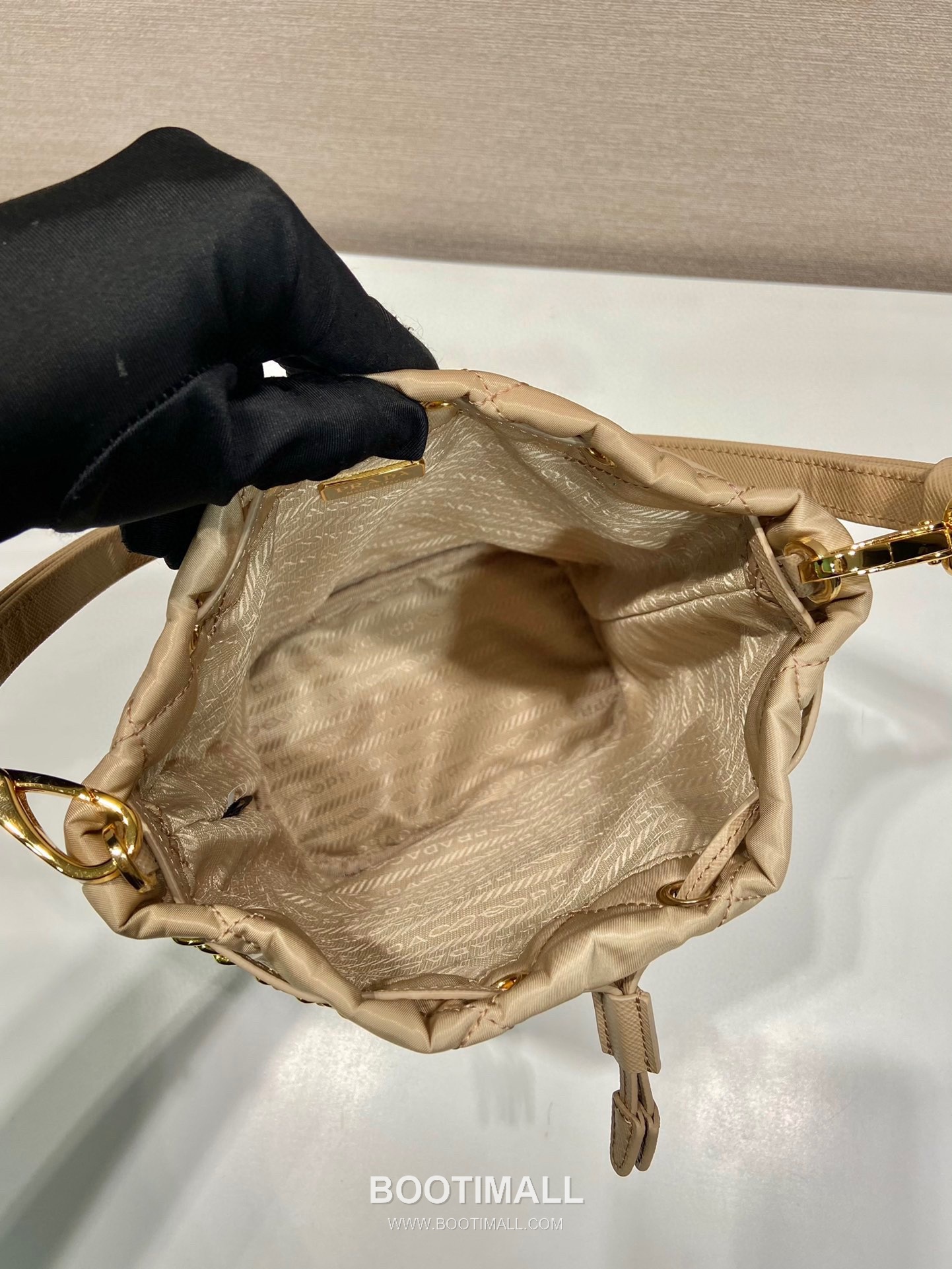 Prada Re-Nylon Quilted Bucket Bag with Chain Strap Triangle Logo Detail 프라다 리나일론 퀼팅 체인 스트랩 트라이앵글 로고 버킷백 1BH038 18cm 8