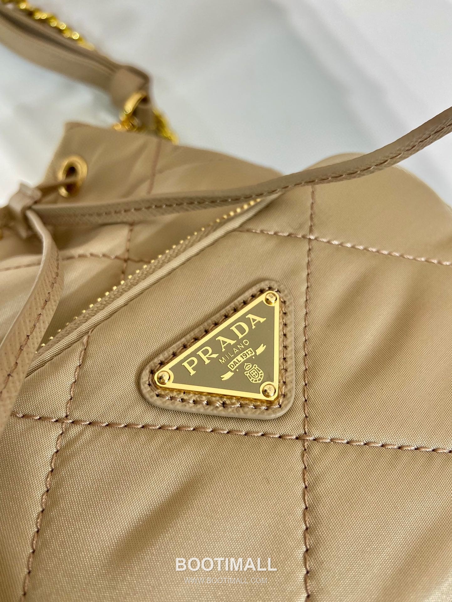 Prada Re-Nylon Quilted Bucket Bag with Chain Strap Triangle Logo Detail 프라다 리나일론 퀼팅 체인 스트랩 트라이앵글 로고 버킷백 1BH038 18cm 9