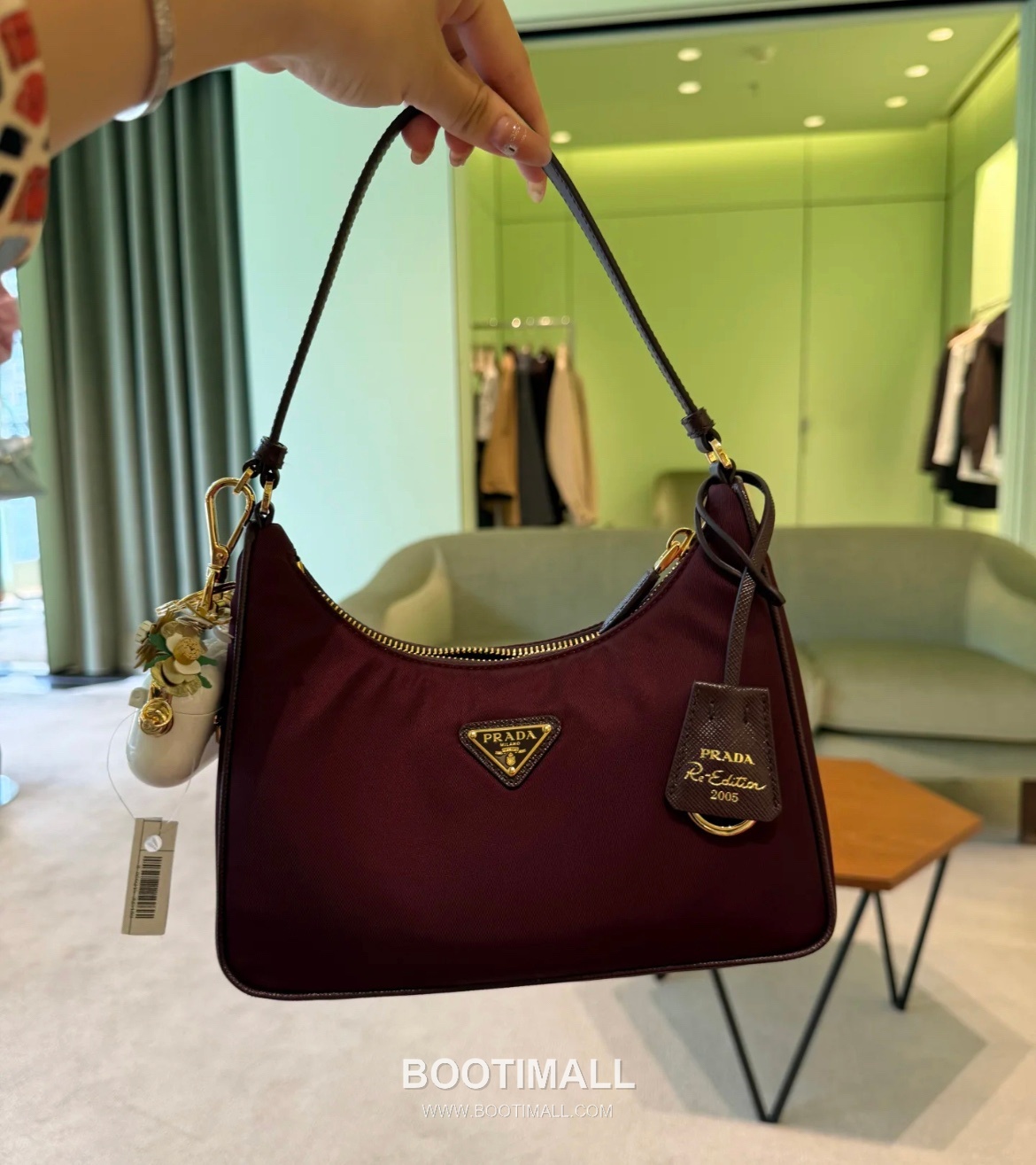 Prada Re-Edition 2005 Hobo Bag Calfskin Underarm Bag with Triangle Logo Zip Detail 프라다 리에디션 2005 카프스킨 언더암 트라이앵글 로고 집 호보백 1N204M 22cm 8
