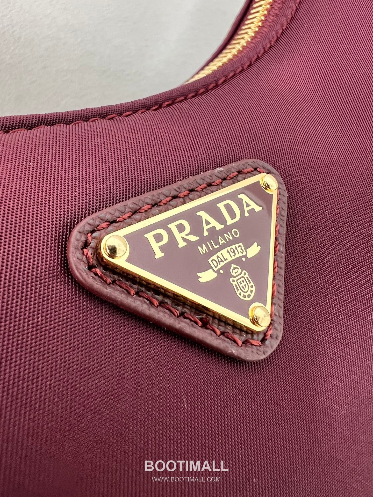 Prada Re-Edition 2005 Hobo Bag Calfskin Underarm Bag with Triangle Logo Zip Detail 프라다 리에디션 2005 카프스킨 언더암 트라이앵글 로고 집 호보백 1N204M 22cm 17