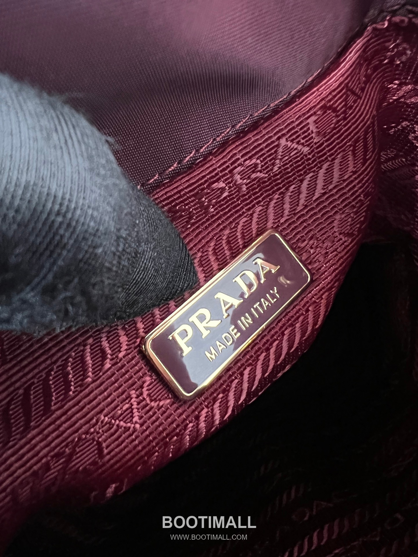 Prada Re-Edition 2005 Hobo Bag Calfskin Underarm Bag with Triangle Logo Zip Detail 프라다 리에디션 2005 카프스킨 언더암 트라이앵글 로고 집 호보백 1N204M 22cm 20
