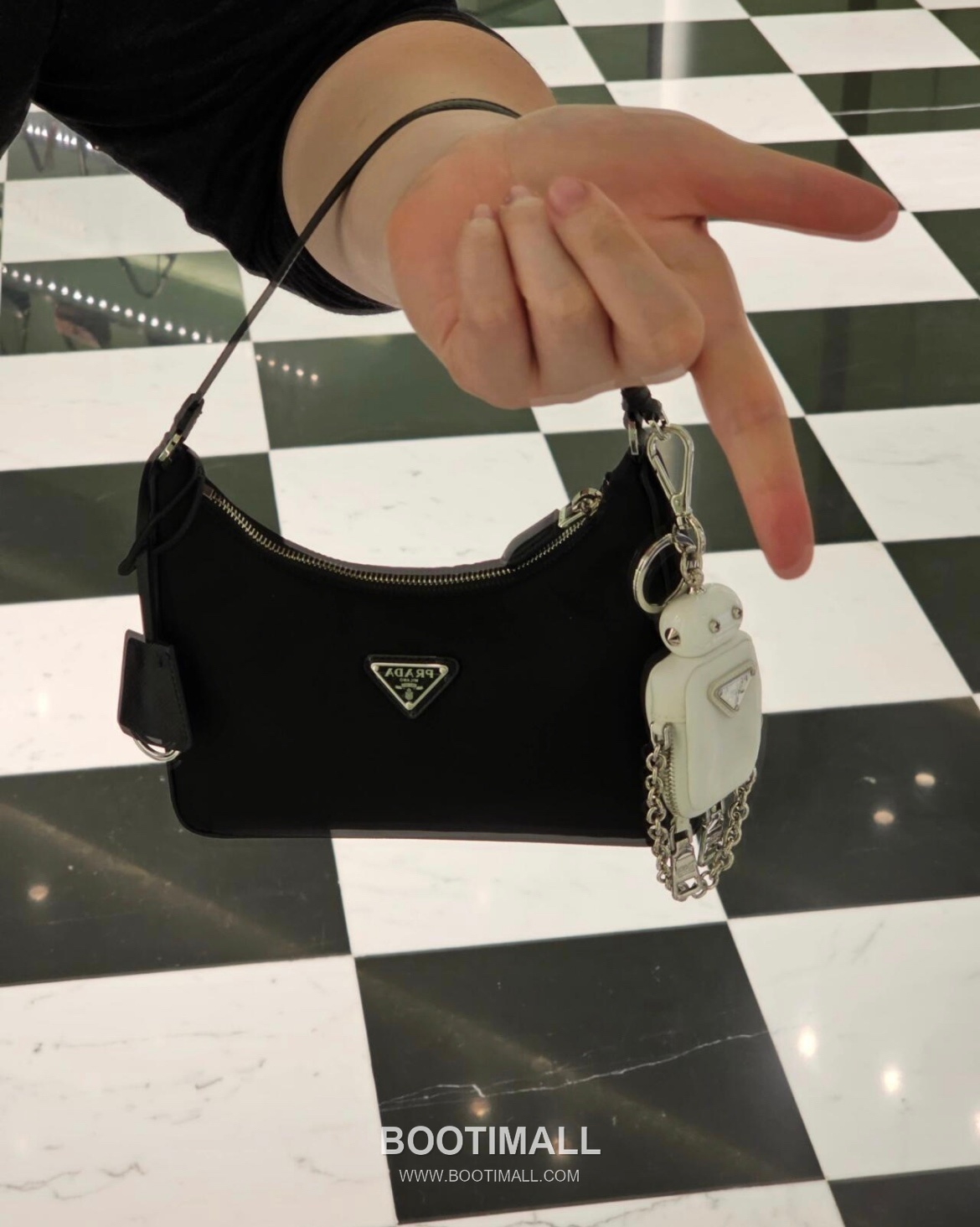 Prada Re-Edition 2005 Hobo Bag Calfskin Underarm Bag with Triangle Logo Zip Detail 프라다 리에디션 2005 카프스킨 언더암 트라이앵글 로고 집 호보백 1N204M 22cm 3