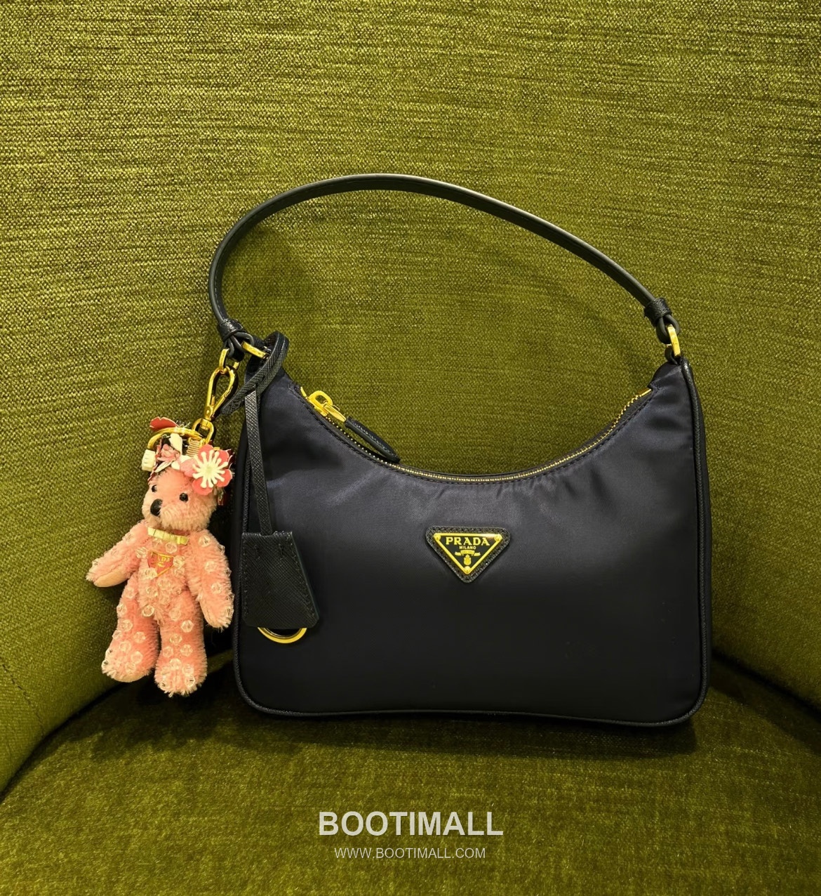 Prada Re-Edition 2005 Hobo Bag Calfskin Underarm Bag with Triangle Logo Zip Detail 프라다 리에디션 2005 카프스킨 언더암 트라이앵글 로고 집 호보백 1N204M 22cm 6