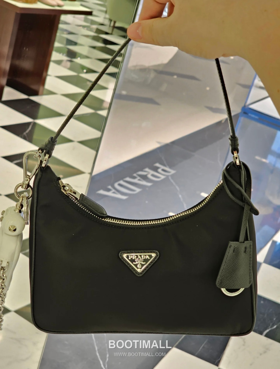 Prada Re-Edition 2005 Hobo Bag Calfskin Underarm Bag with Triangle Logo Zip Detail 프라다 리에디션 2005 카프스킨 언더암 트라이앵글 로고 집 호보백 1N204M 22cm 8