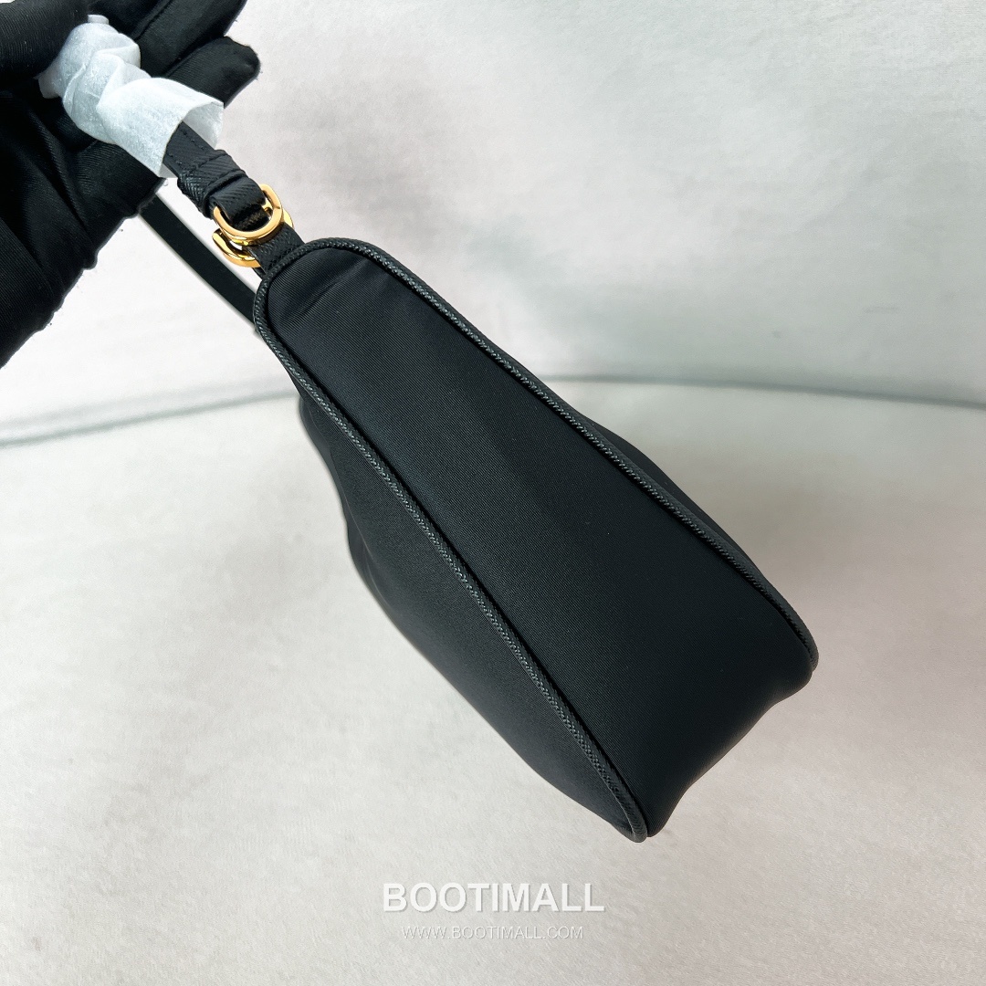 Prada Re-Edition 2005 Hobo Bag Calfskin Underarm Bag with Triangle Logo Zip Detail 프라다 리에디션 2005 카프스킨 언더암 트라이앵글 로고 집 호보백 1N204M 22cm 12