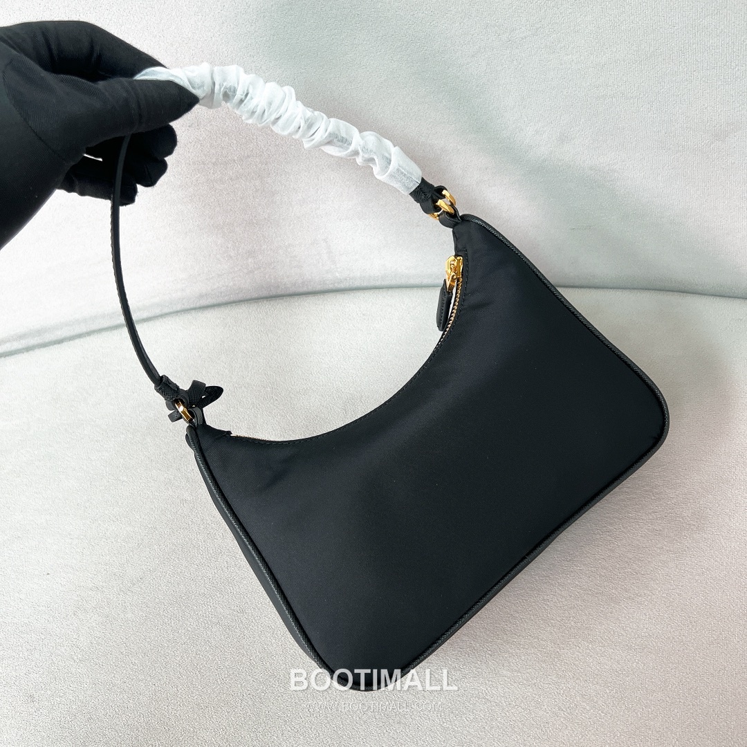 Prada Re-Edition 2005 Hobo Bag Calfskin Underarm Bag with Triangle Logo Zip Detail 프라다 리에디션 2005 카프스킨 언더암 트라이앵글 로고 집 호보백 1N204M 22cm 13