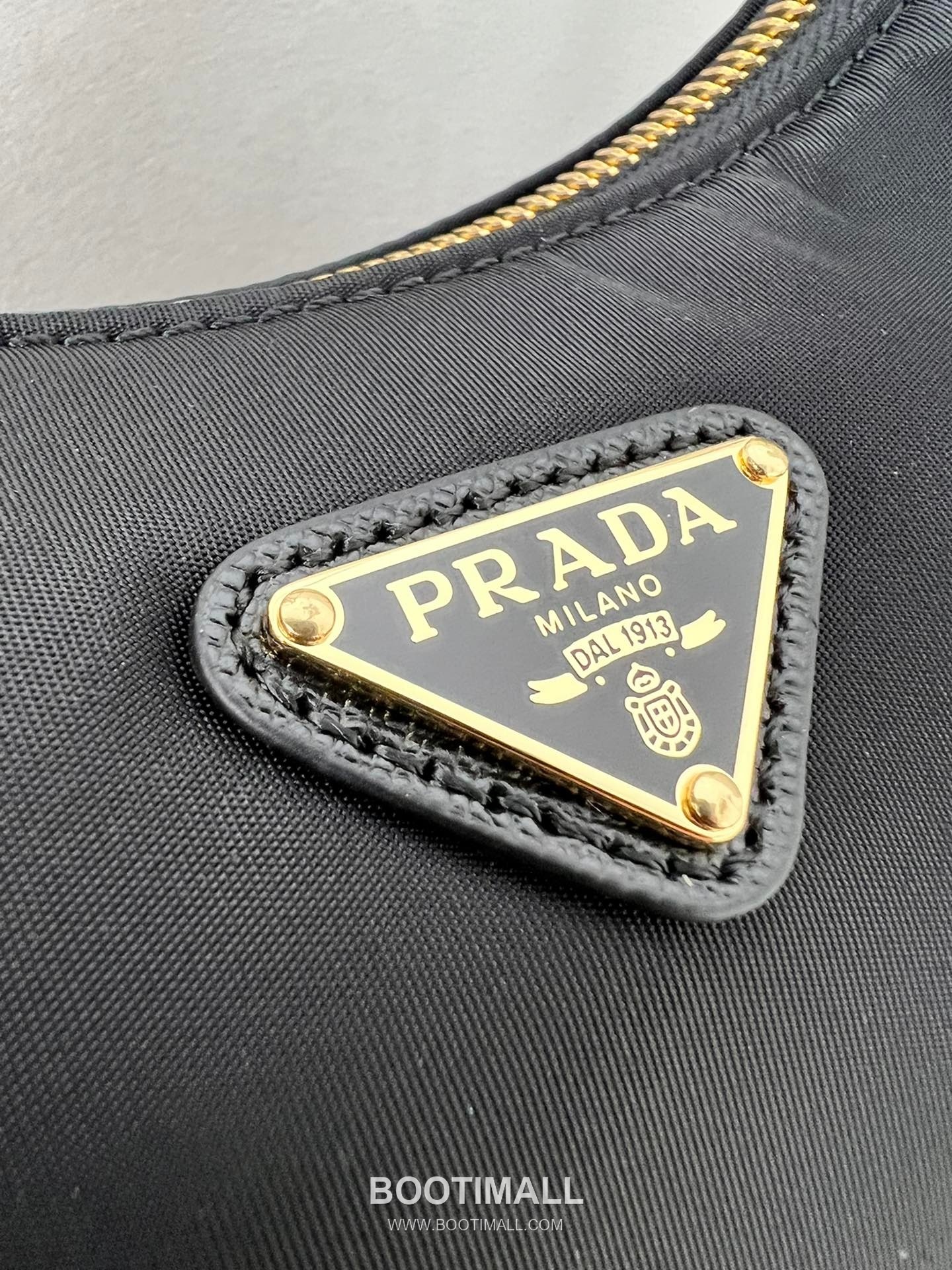Prada Re-Edition 2005 Hobo Bag Calfskin Underarm Bag with Triangle Logo Zip Detail 프라다 리에디션 2005 카프스킨 언더암 트라이앵글 로고 집 호보백 1N204M 22cm 15