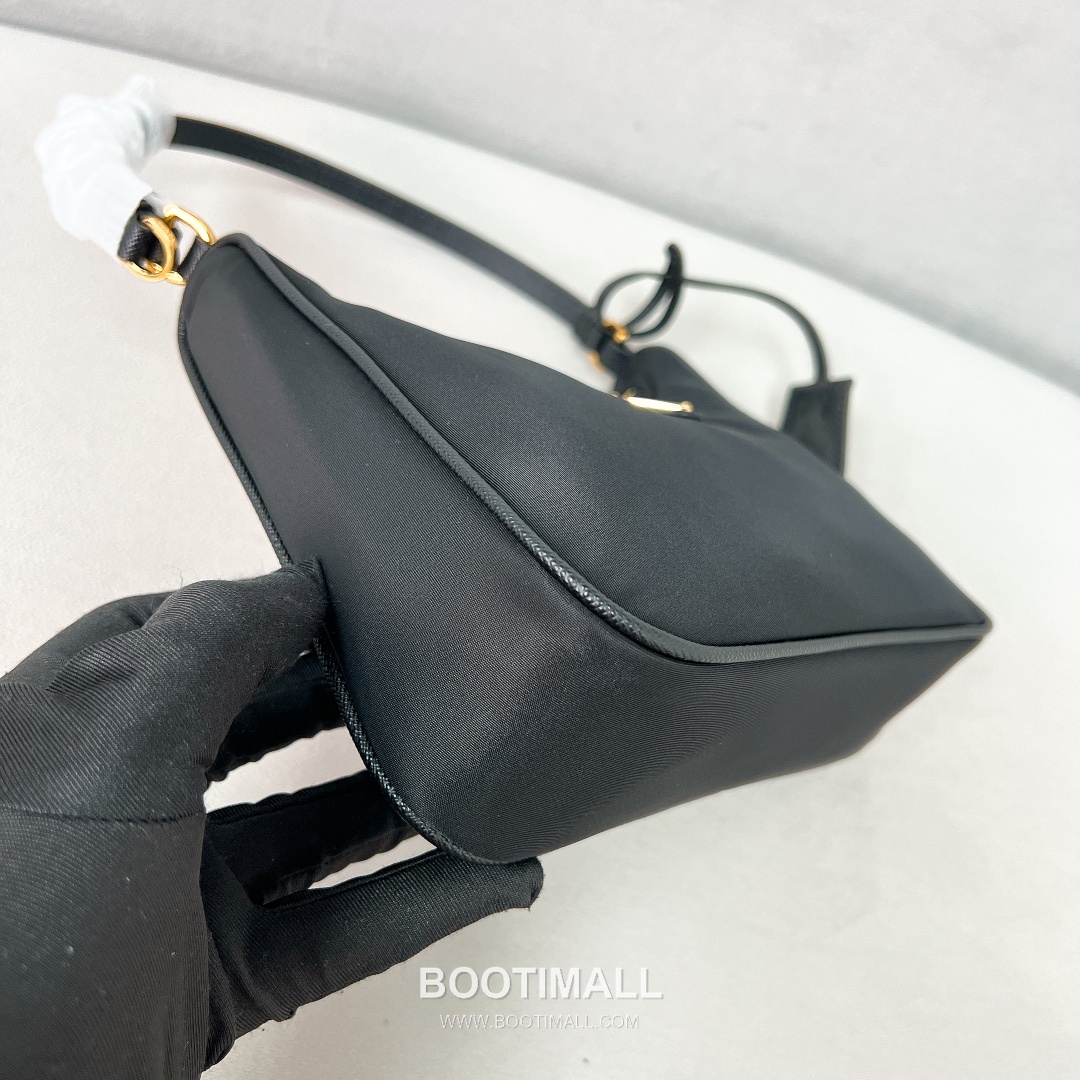 Prada Re-Edition 2005 Hobo Bag Calfskin Underarm Bag with Triangle Logo Zip Detail 프라다 리에디션 2005 카프스킨 언더암 트라이앵글 로고 집 호보백 1N204M 22cm 16