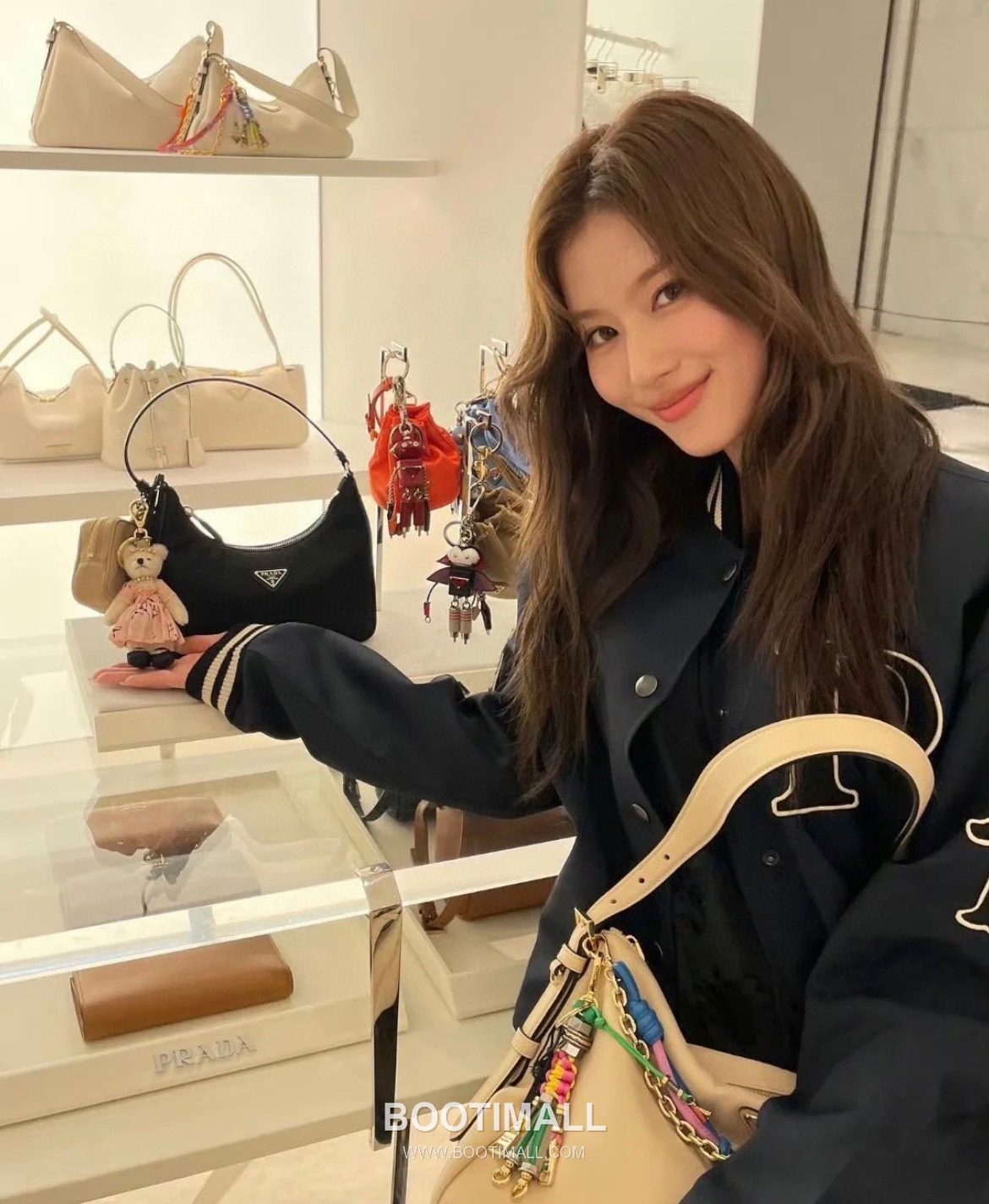 Prada Re-Edition 2005 Hobo Bag Calfskin Underarm Bag with Triangle Logo Zip Detail 프라다 리에디션 2005 카프스킨 언더암 트라이앵글 로고 집 호보백 1N204M 22cm 1