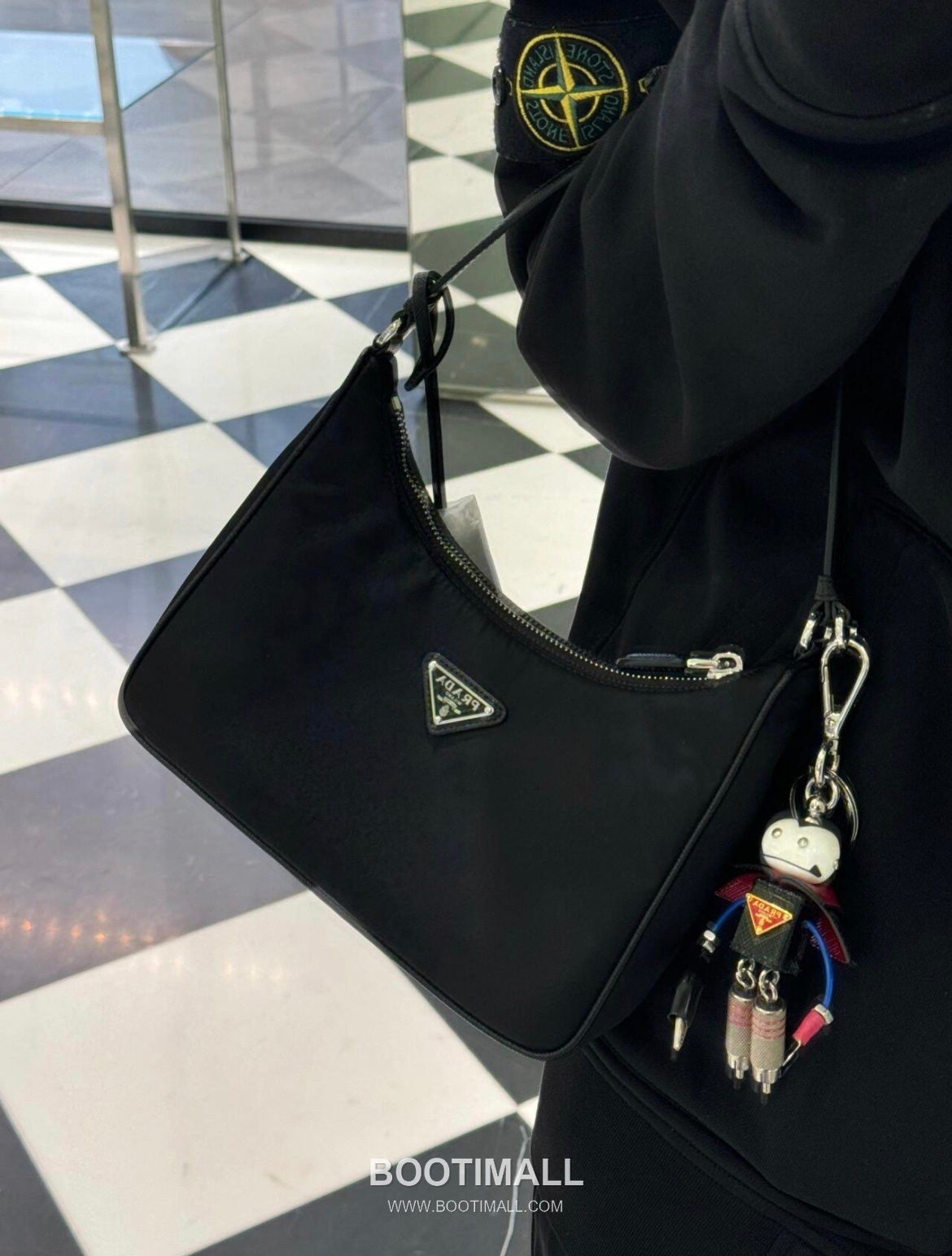 Prada Re-Edition 2005 Hobo Bag Calfskin Underarm Bag with Triangle Logo Zip Detail 프라다 리에디션 2005 카프스킨 언더암 트라이앵글 로고 집 호보백 1N204M 22cm 2