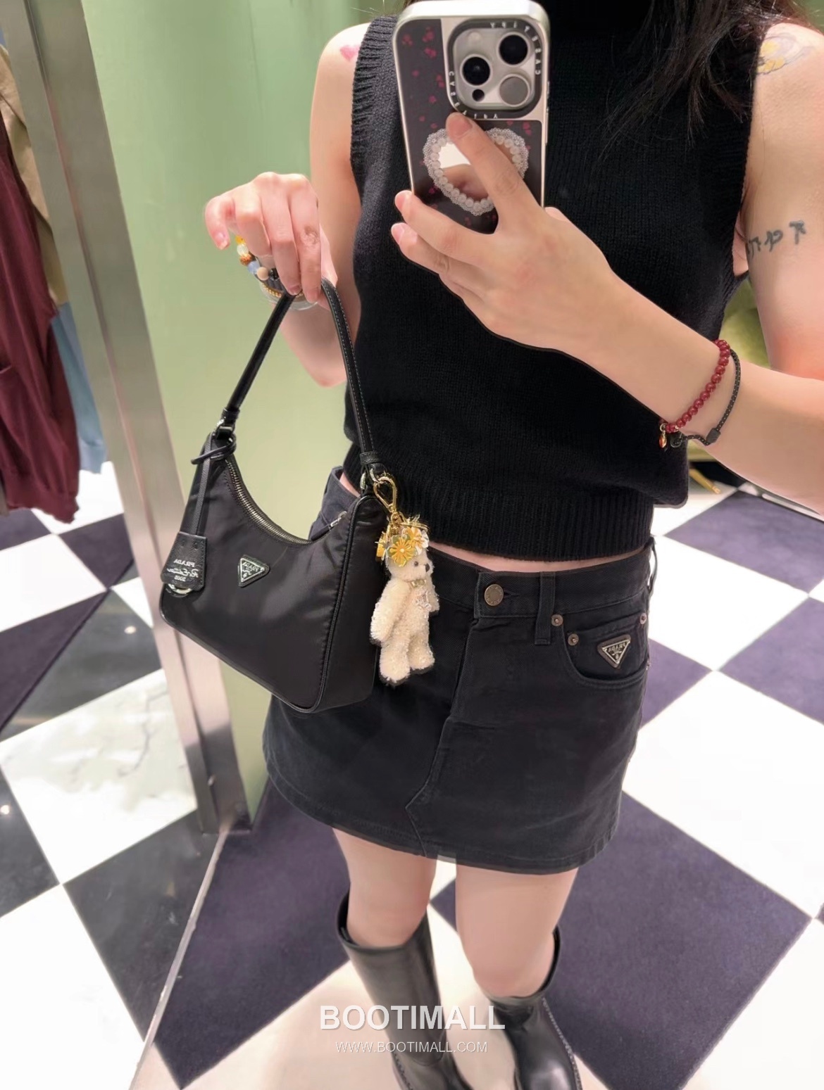 Prada Re-Edition 2005 Hobo Bag Calfskin Underarm Bag with Triangle Logo Zip Detail 프라다 리에디션 2005 카프스킨 언더암 트라이앵글 로고 집 호보백 1N204M 22cm 3