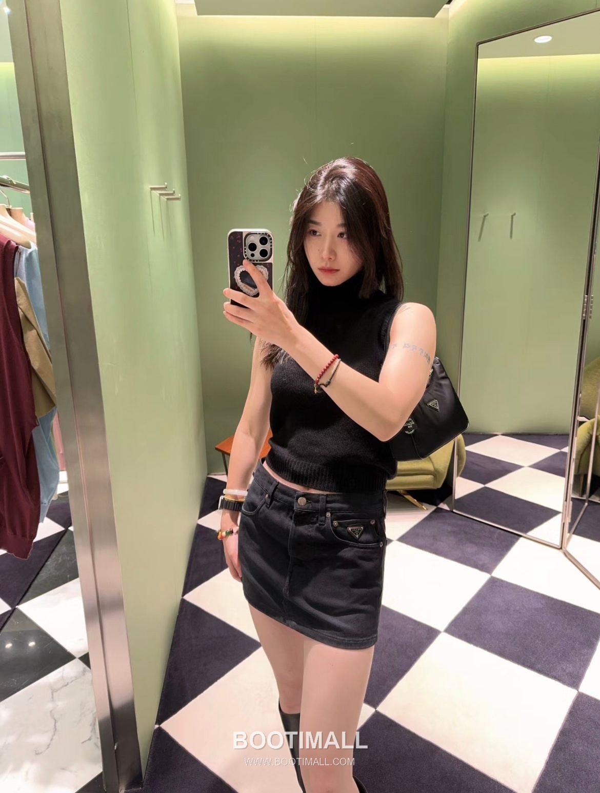 Prada Re-Edition 2005 Hobo Bag Calfskin Underarm Bag with Triangle Logo Zip Detail 프라다 리에디션 2005 카프스킨 언더암 트라이앵글 로고 집 호보백 1N204M 22cm 4