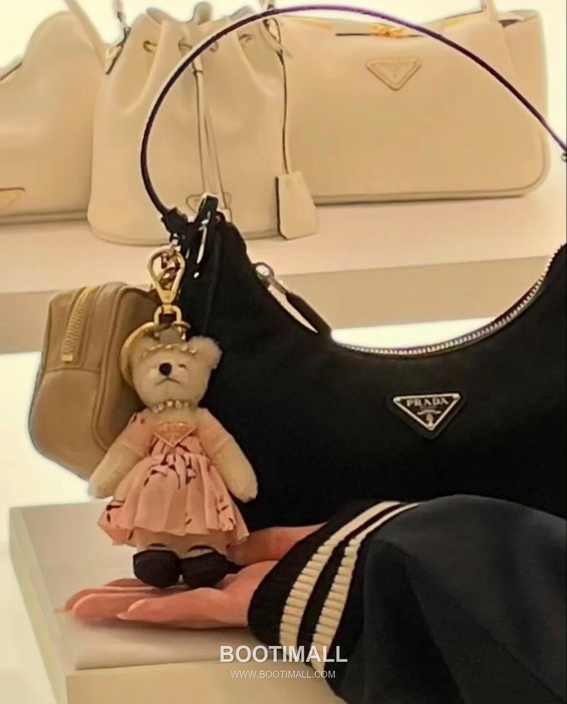 Prada Re-Edition 2005 Hobo Bag Calfskin Underarm Bag with Triangle Logo Zip Detail 프라다 리에디션 2005 카프스킨 언더암 트라이앵글 로고 집 호보백 1N204M 22cm 5