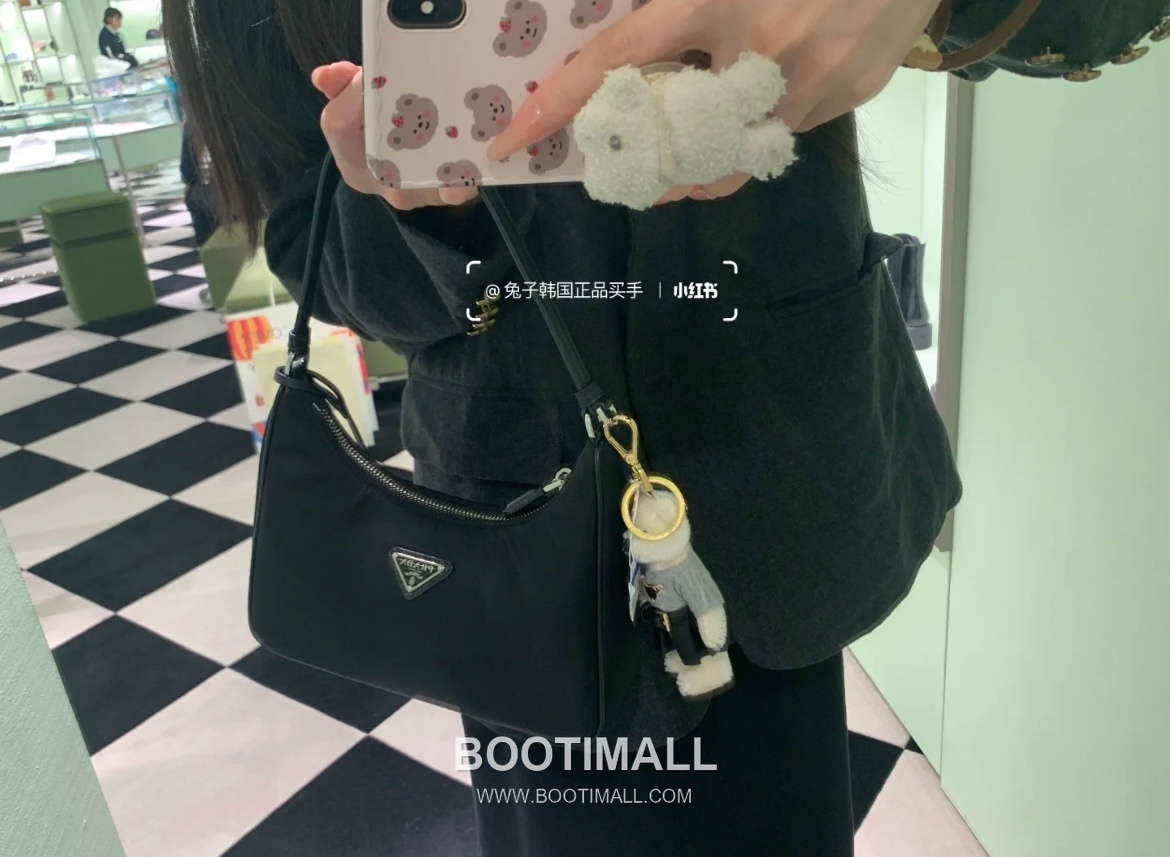 Prada Re-Edition 2005 Hobo Bag Calfskin Underarm Bag with Triangle Logo Zip Detail 프라다 리에디션 2005 카프스킨 언더암 트라이앵글 로고 집 호보백 1N204M 22cm 6