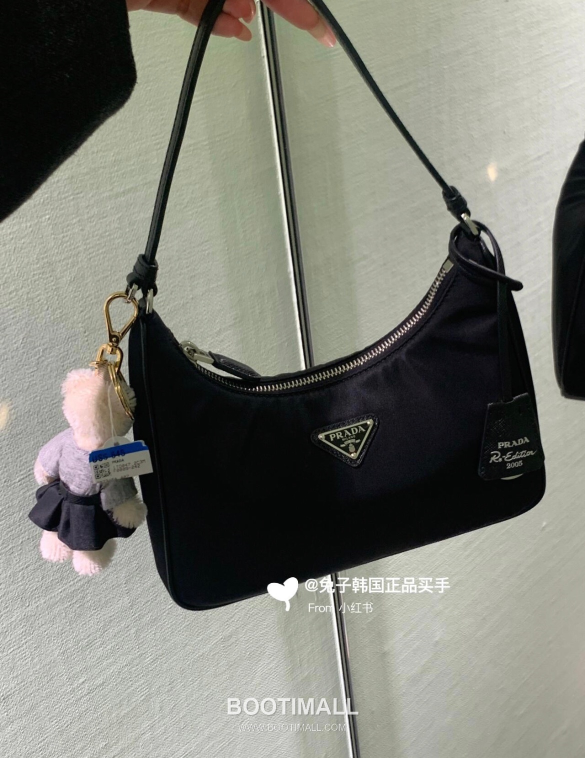 Prada Re-Edition 2005 Hobo Bag Calfskin Underarm Bag with Triangle Logo Zip Detail 프라다 리에디션 2005 카프스킨 언더암 트라이앵글 로고 집 호보백 1N204M 22cm 7