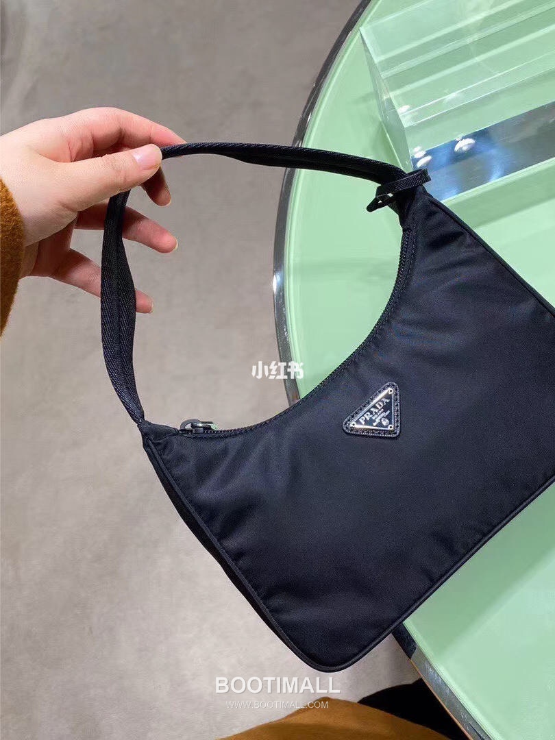 Prada Parachute Nylon Hobo Bag with Steel Triangle Logo Key Charm Strap Detail 프라다 패러슈트 나일론 스틸 트라이앵글 로고 키참 스트랩 호보백 1NE515 22cm 6