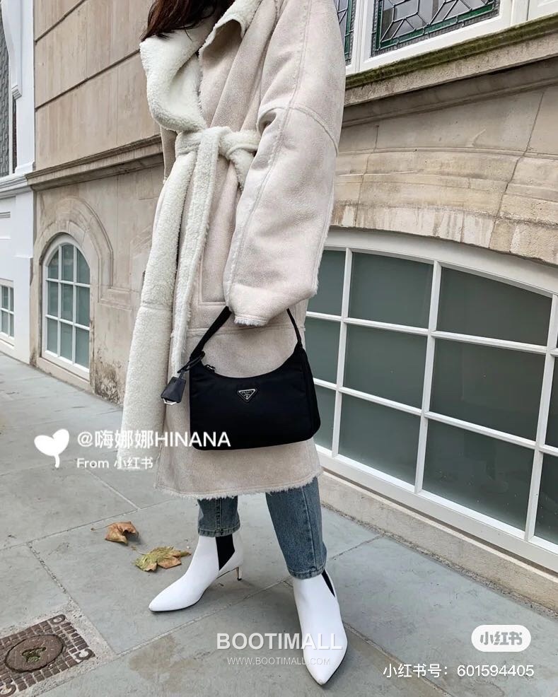 Prada Parachute Nylon Hobo Bag with Steel Triangle Logo Key Charm Strap Detail 프라다 패러슈트 나일론 스틸 트라이앵글 로고 키참 스트랩 호보백 1NE515 22cm 8