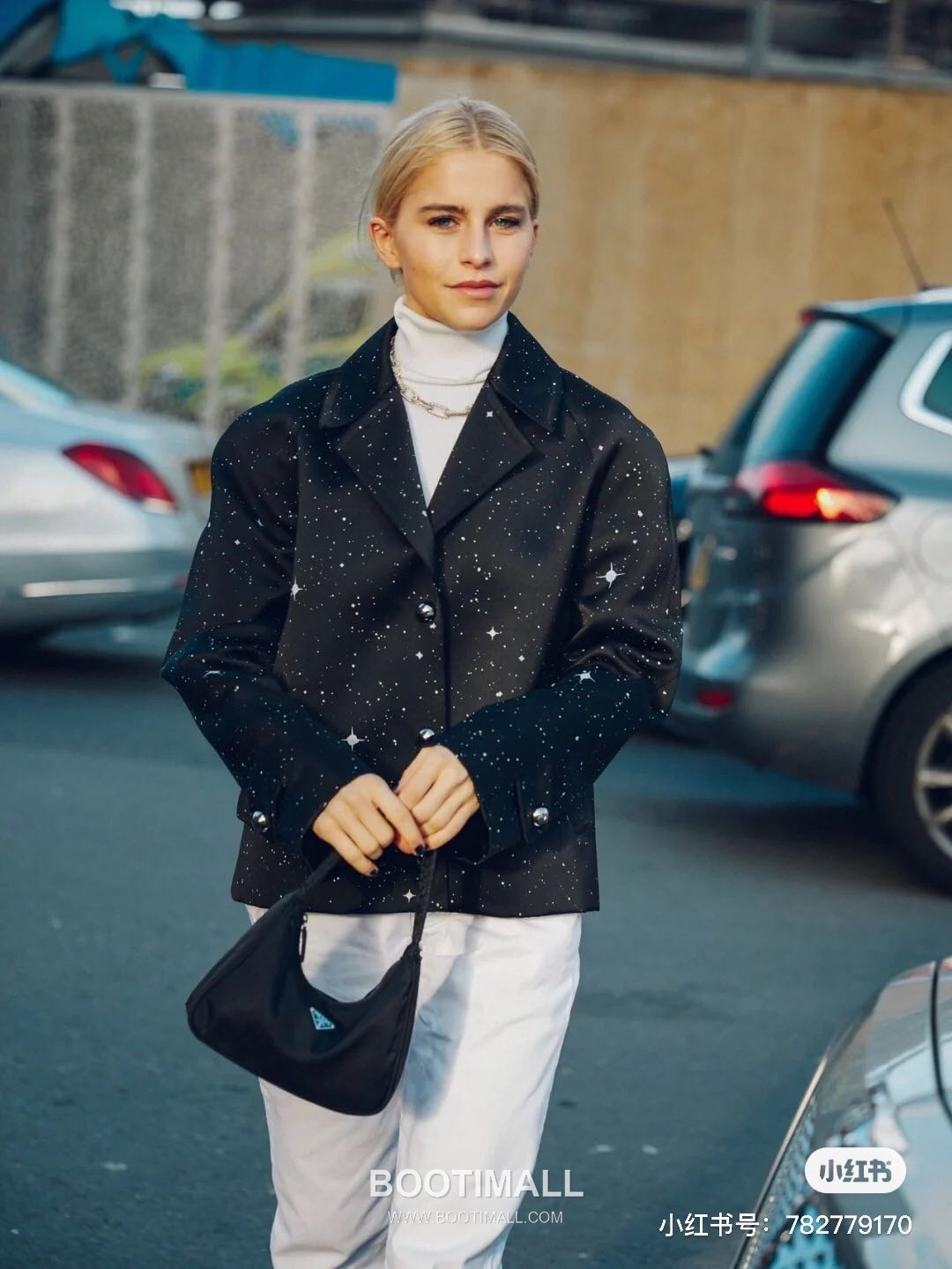 Prada Parachute Nylon Hobo Bag with Steel Triangle Logo Key Charm Strap Detail 프라다 패러슈트 나일론 스틸 트라이앵글 로고 키참 스트랩 호보백 1NE515 22cm 9