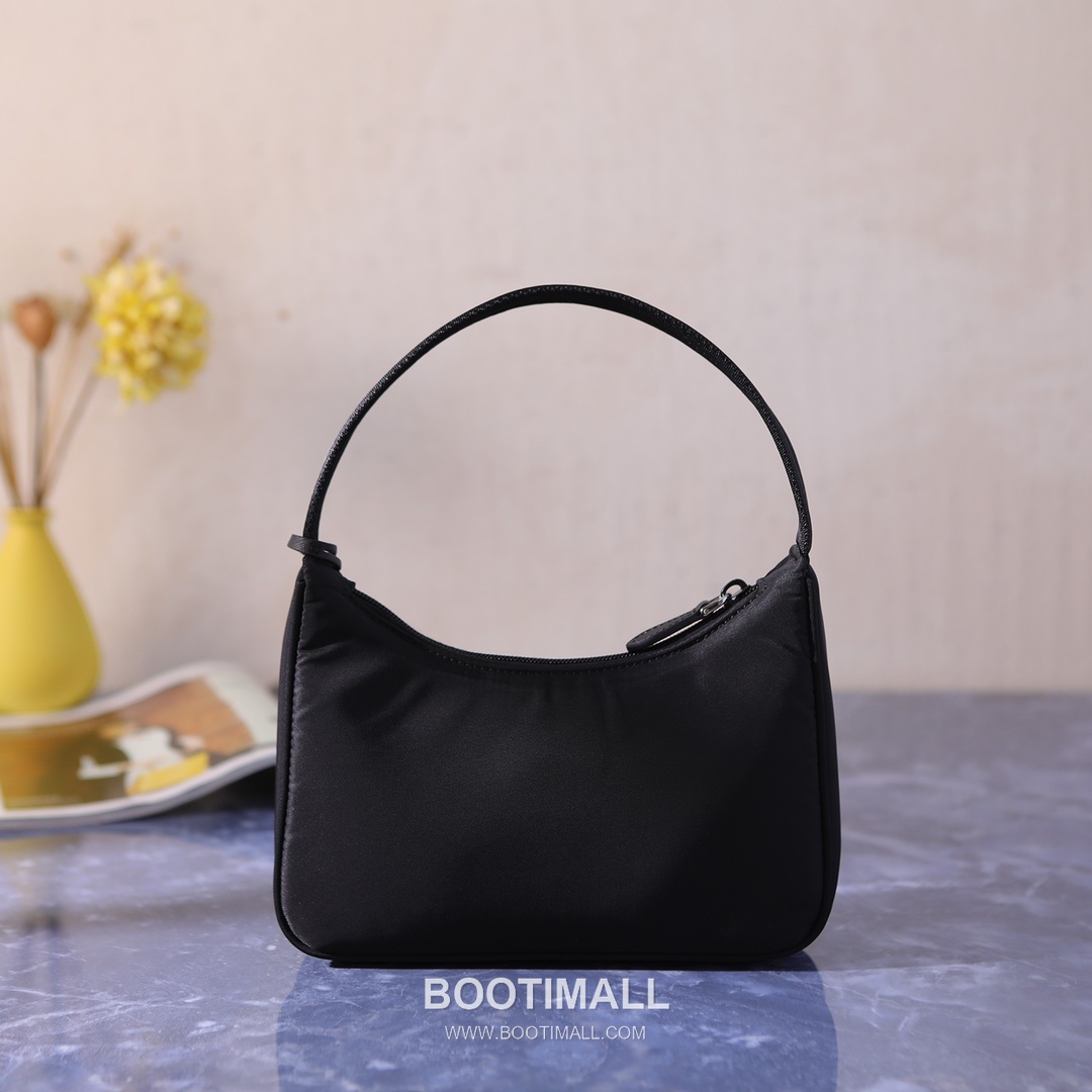 Prada Parachute Nylon Hobo Bag with Steel Triangle Logo Key Charm Strap Detail 프라다 패러슈트 나일론 스틸 트라이앵글 로고 키참 스트랩 호보백 1NE515 22cm 19