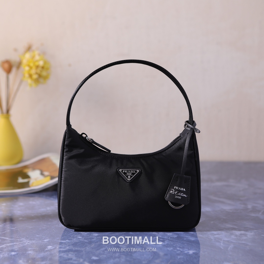 Prada Parachute Nylon Hobo Bag with Steel Triangle Logo Key Charm Strap Detail 프라다 패러슈트 나일론 스틸 트라이앵글 로고 키참 스트랩 호보백 1NE515 22cm 20