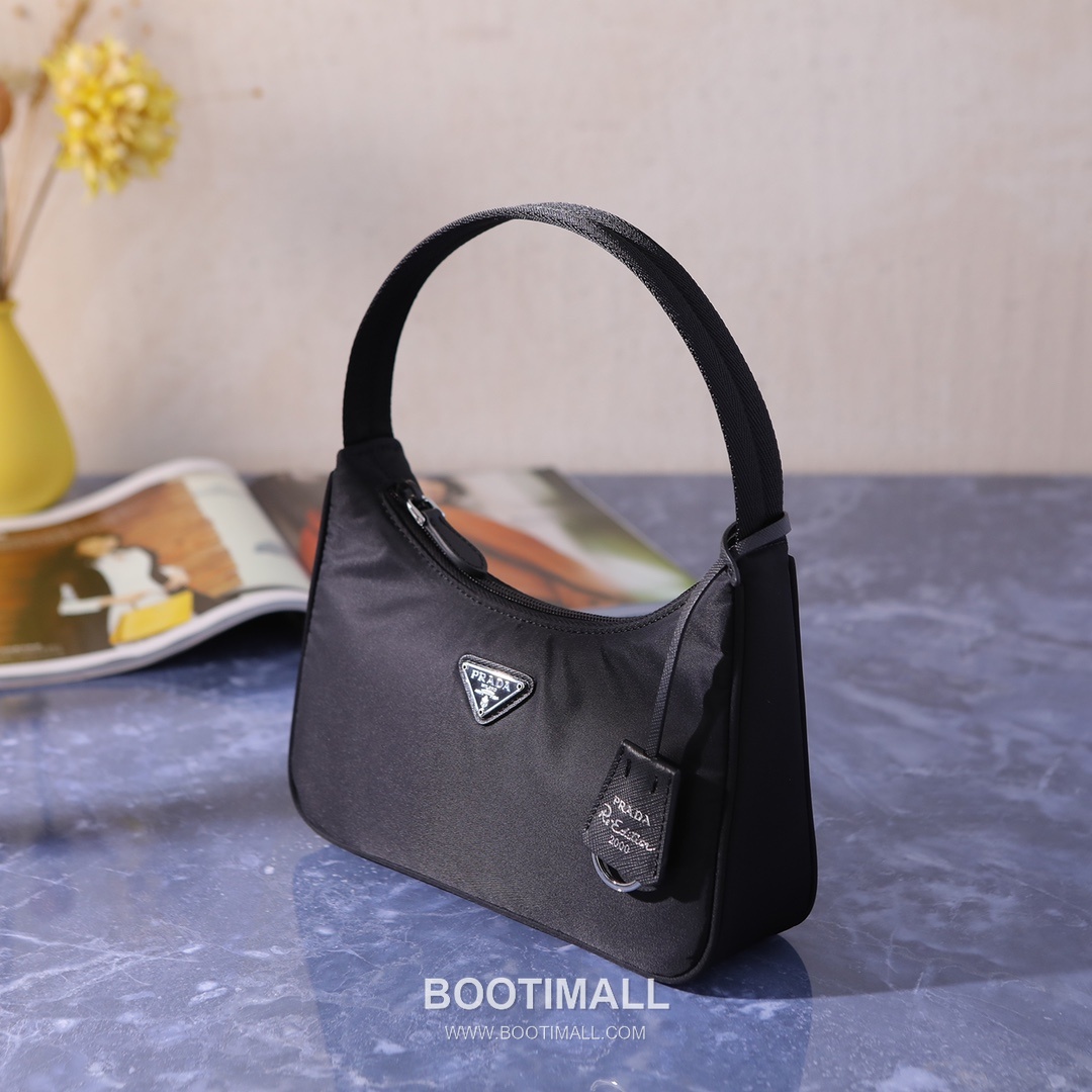 Prada Parachute Nylon Hobo Bag with Steel Triangle Logo Key Charm Strap Detail 프라다 패러슈트 나일론 스틸 트라이앵글 로고 키참 스트랩 호보백 1NE515 22cm 21