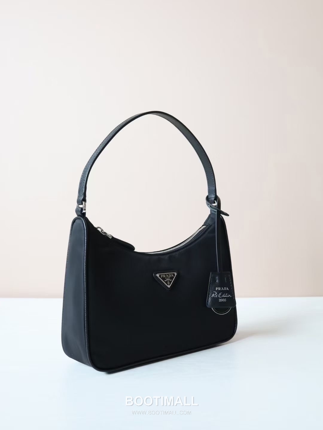 Prada Nylon Hobo Bag with Triangle Logo Underarm Zip Detail 프라다 나일론 트라이앵글 로고 언더암 집 호보백 1NE204 23cm 9