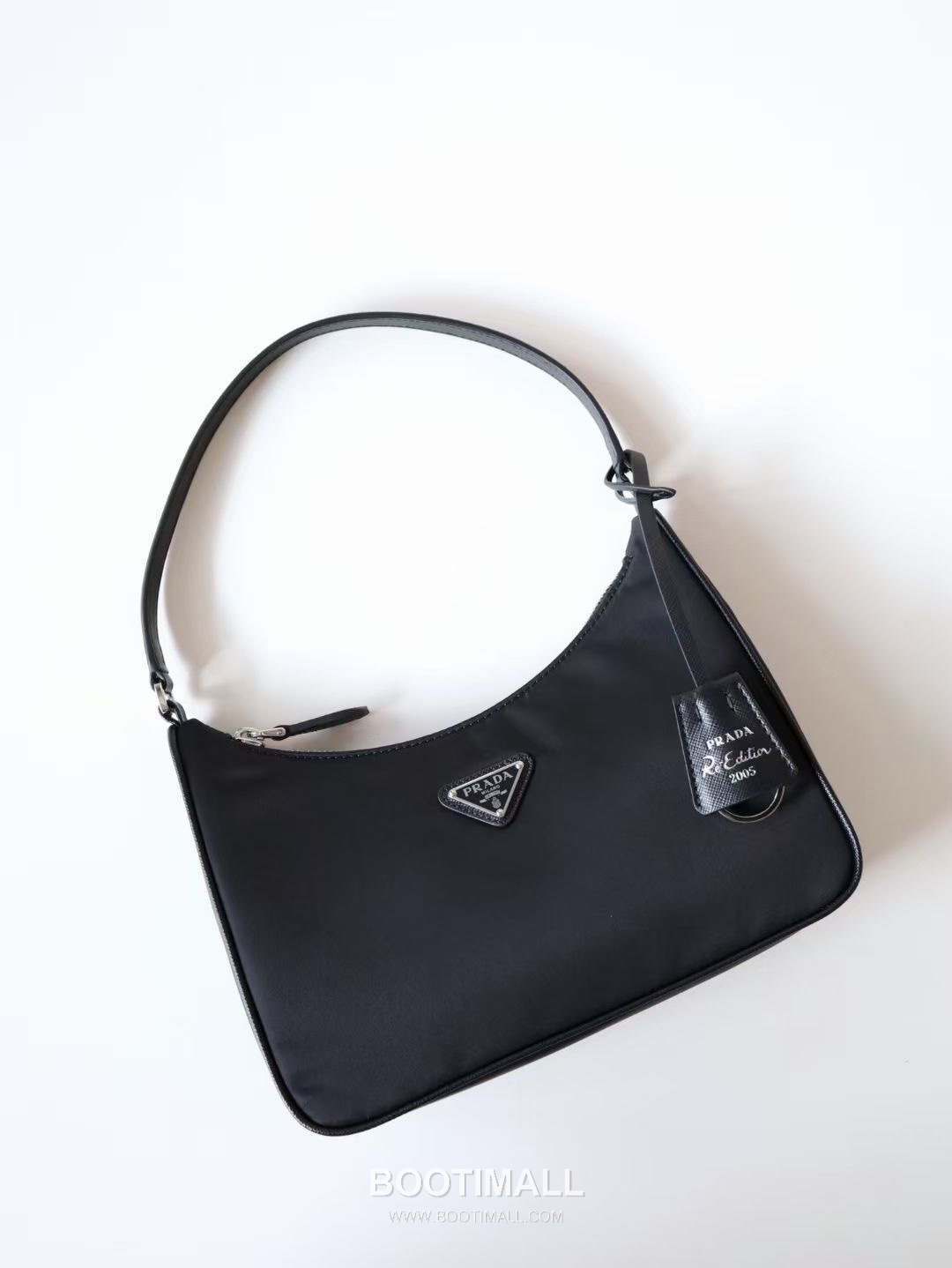Prada Nylon Hobo Bag with Triangle Logo Underarm Zip Detail 프라다 나일론 트라이앵글 로고 언더암 집 호보백 1NE204 23cm 10