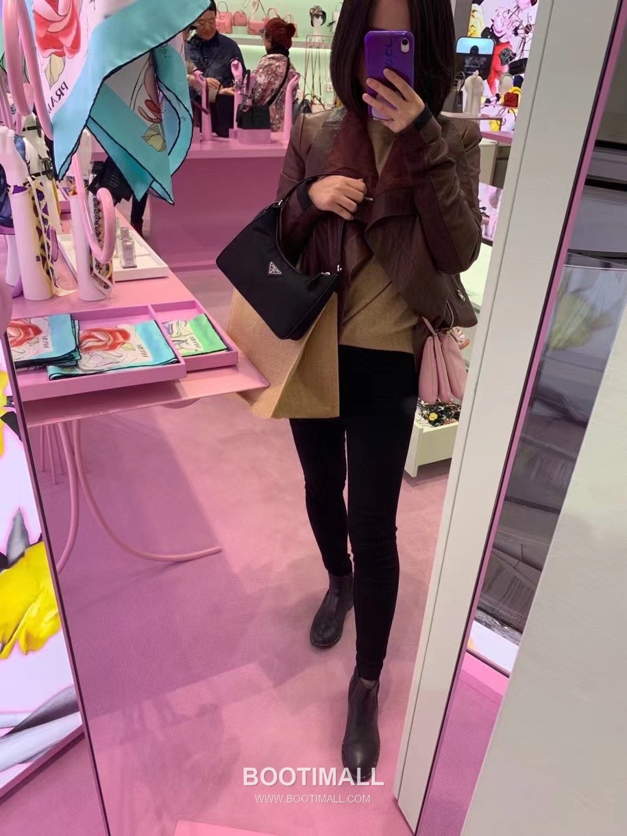 Prada Nylon Hobo Bag with Triangle Logo Underarm Zip Detail 프라다 나일론 트라이앵글 로고 언더암 집 호보백 1NE204 23cm 17