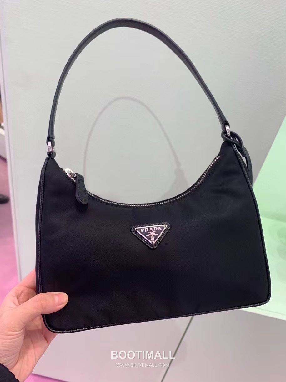 Prada Nylon Hobo Bag with Triangle Logo Underarm Zip Detail 프라다 나일론 트라이앵글 로고 언더암 집 호보백 1NE204 23cm 18